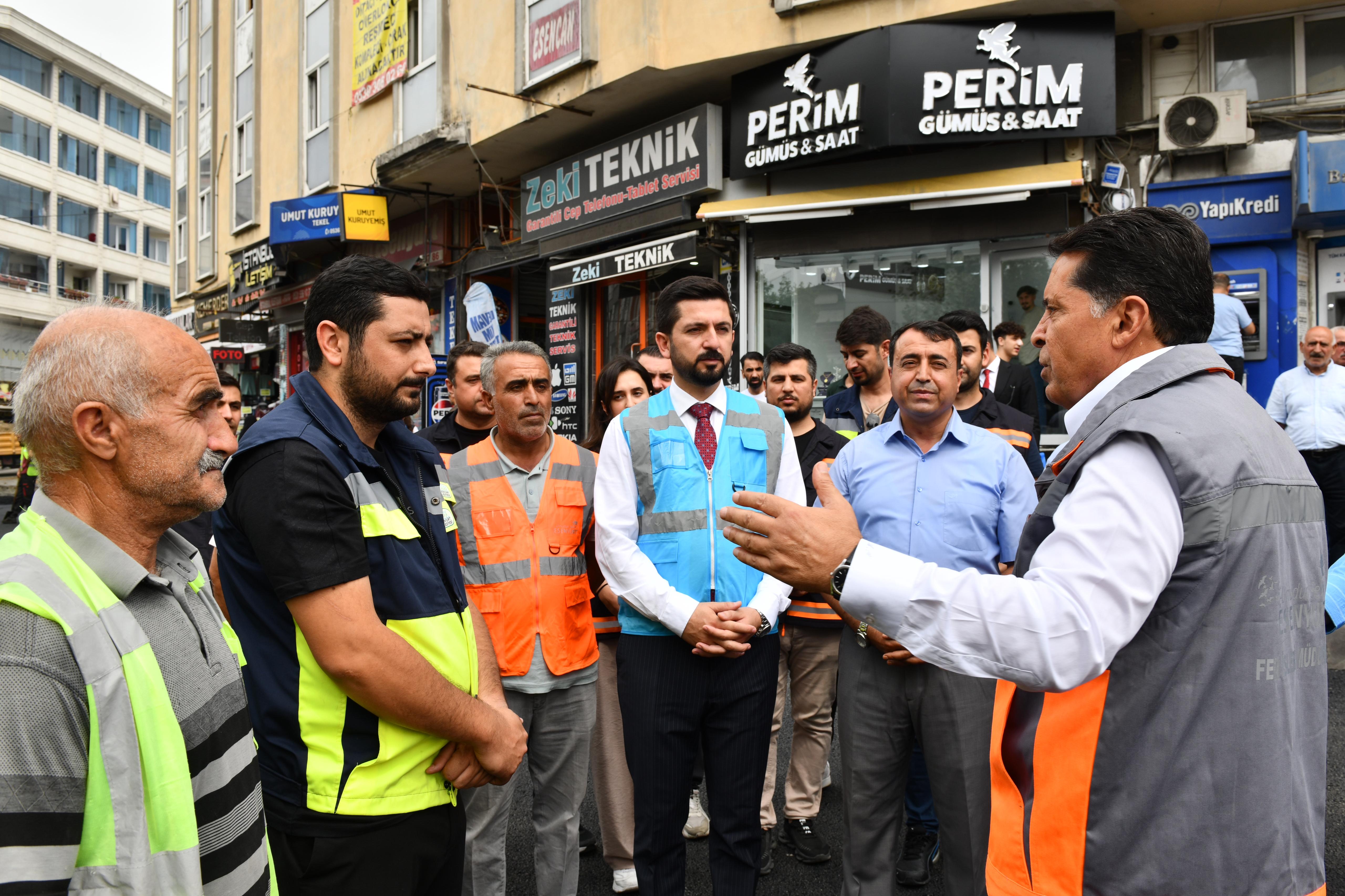 Esenyurt’ta bozuk olan yollar asfaltla tanışıyor