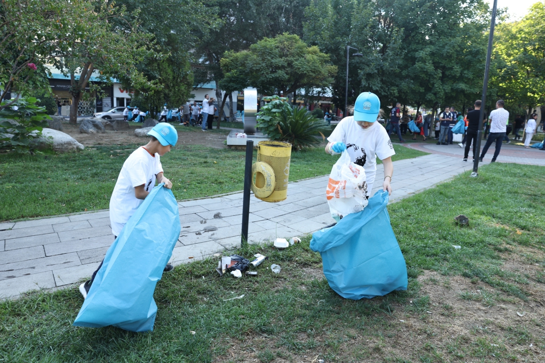 Başkan Özdemir öğrencilerle parkta temizlik yaptı