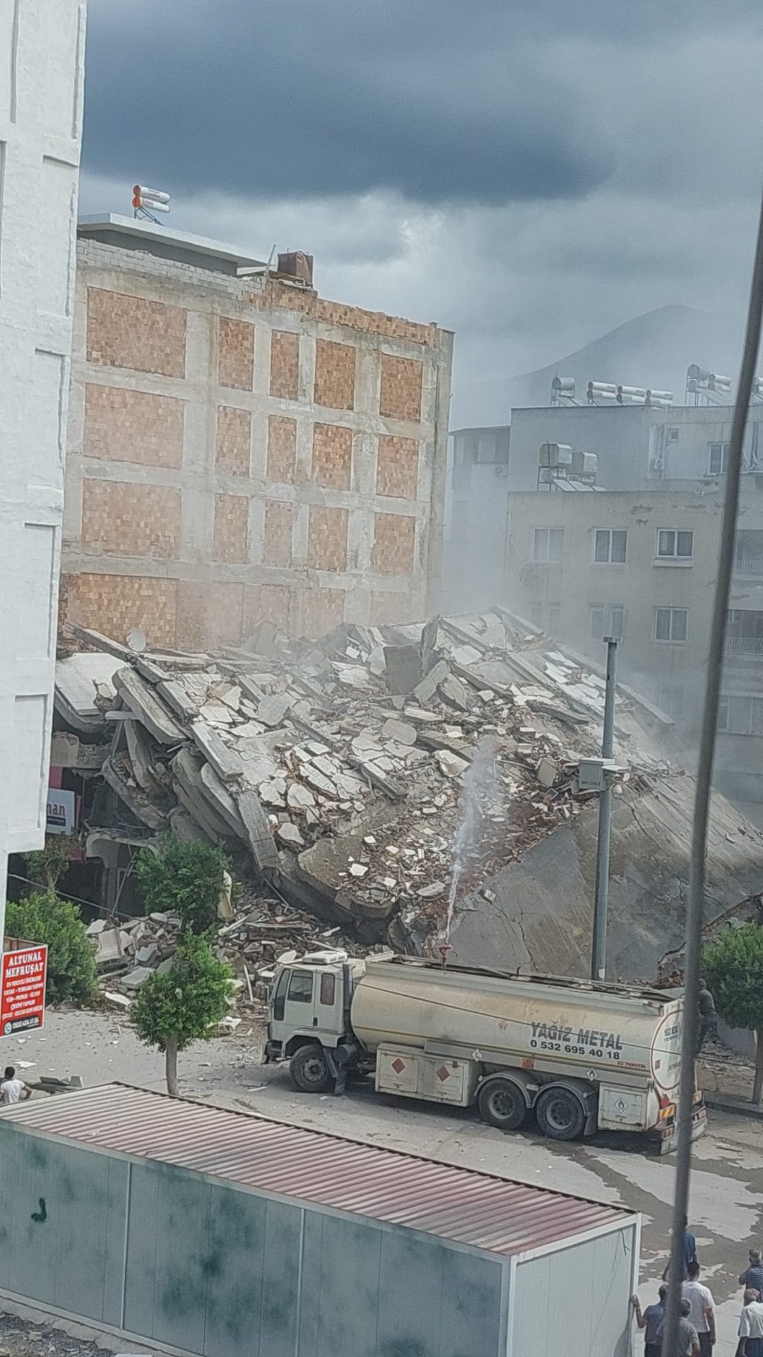 Hatay’da kontrollü yıkım sırasında faciadan dönüldü