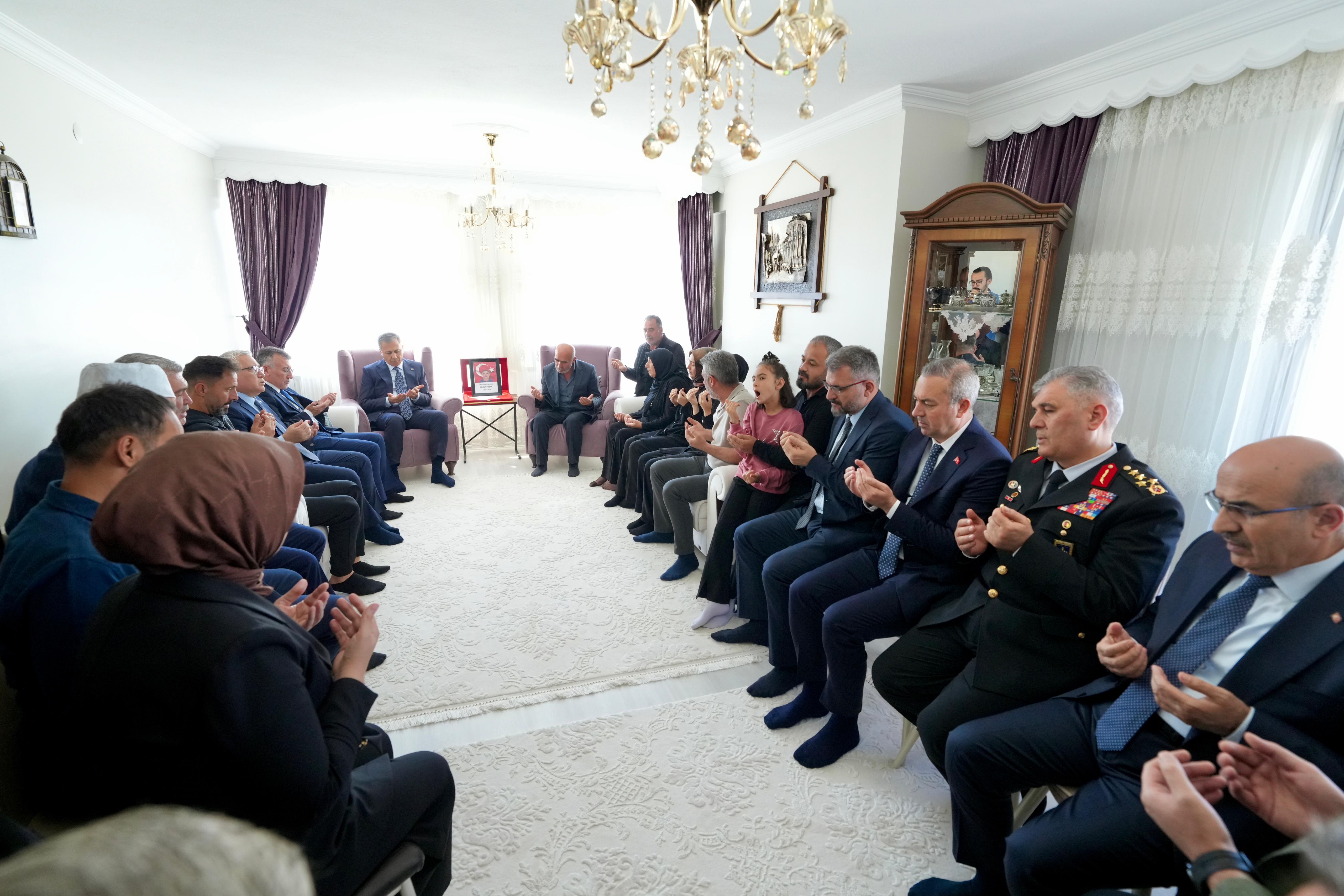 İçişleri Bakanı Yerlikaya’dan şehit polis memuru Yılmaz’ın ailesine taziye ziyareti