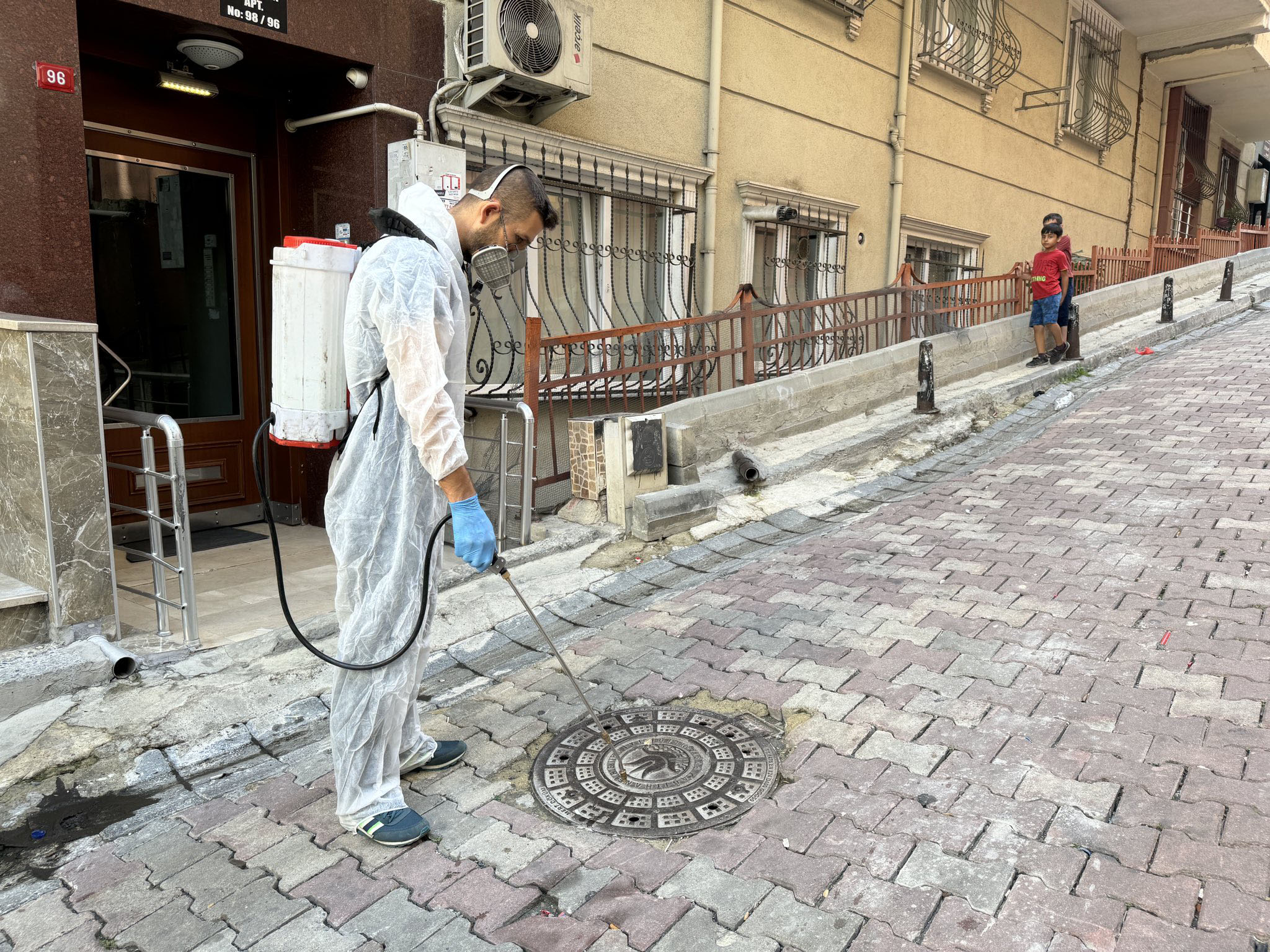 Kağıthane Belediyesi, ilaçlama çalışmalarına devam ediyor