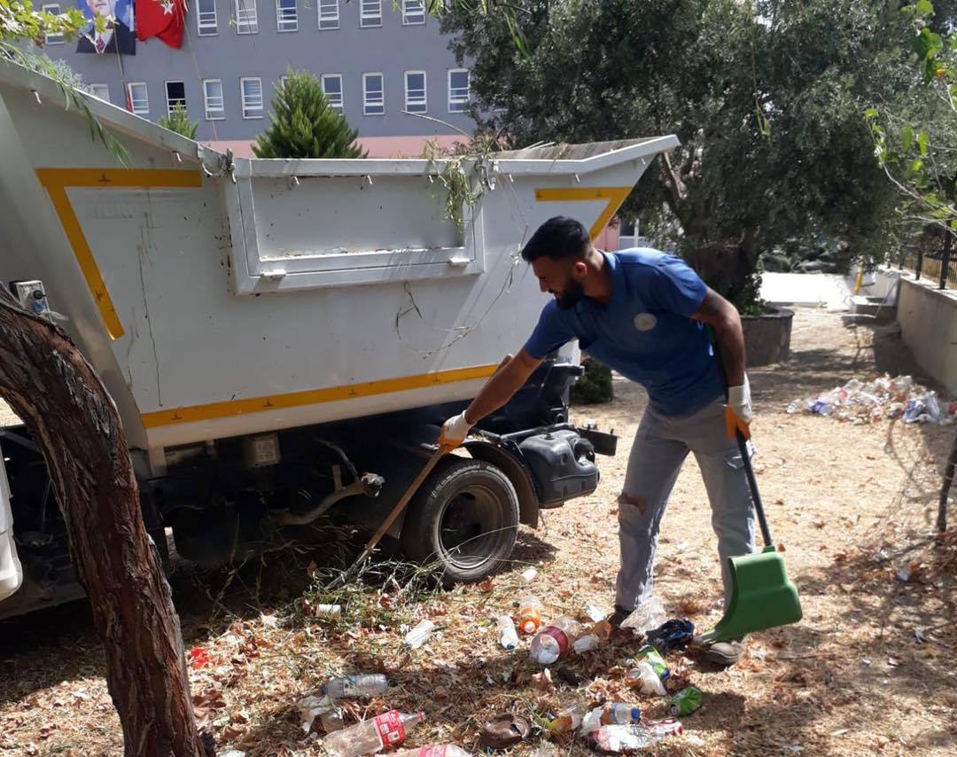 Edremit Belediyesi okul bahçelerini temizliyor