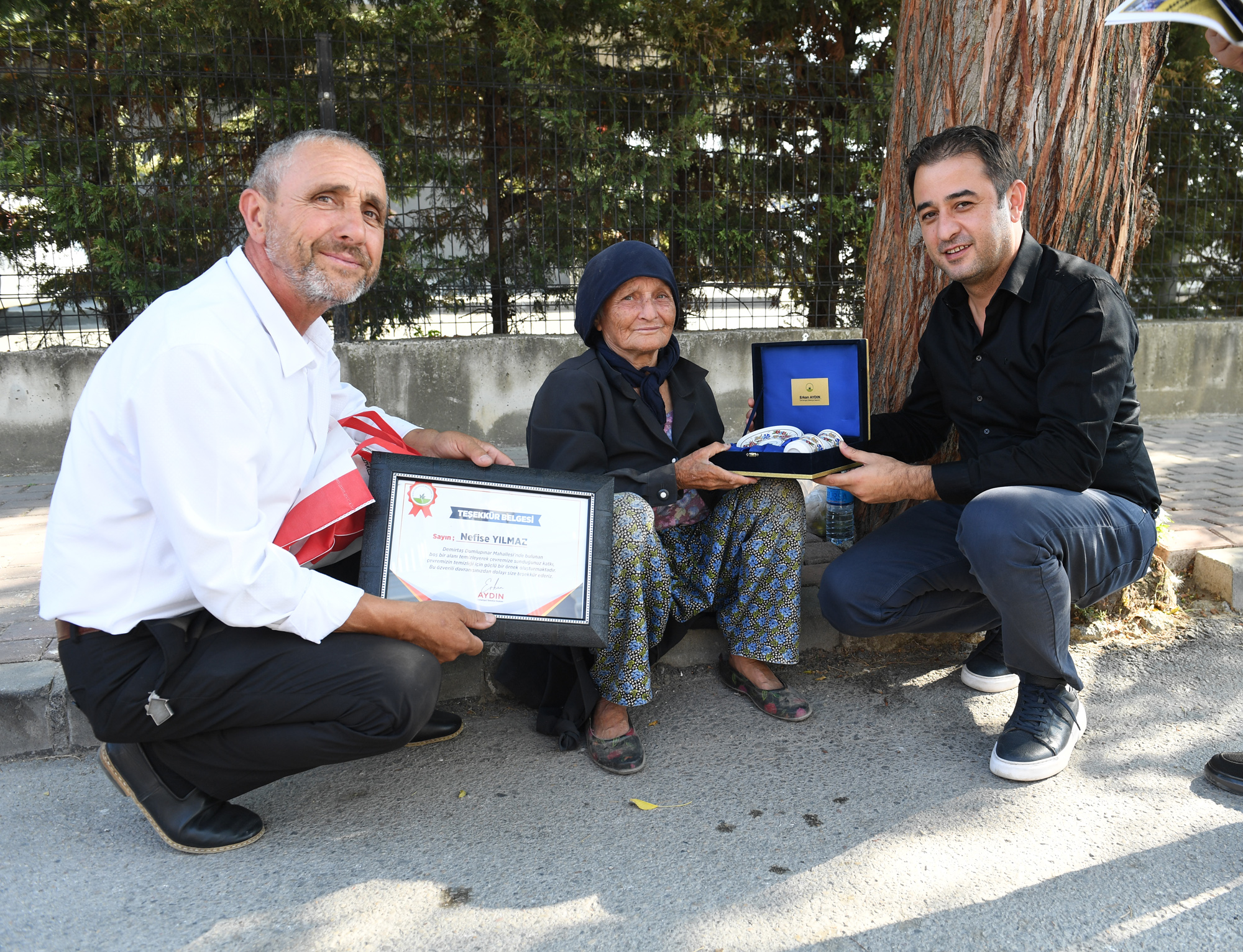 “Mahallemizi Birlikte Temizliyoruz” projesine katılan Nefise Yılmaz’a teşekkür plaketi