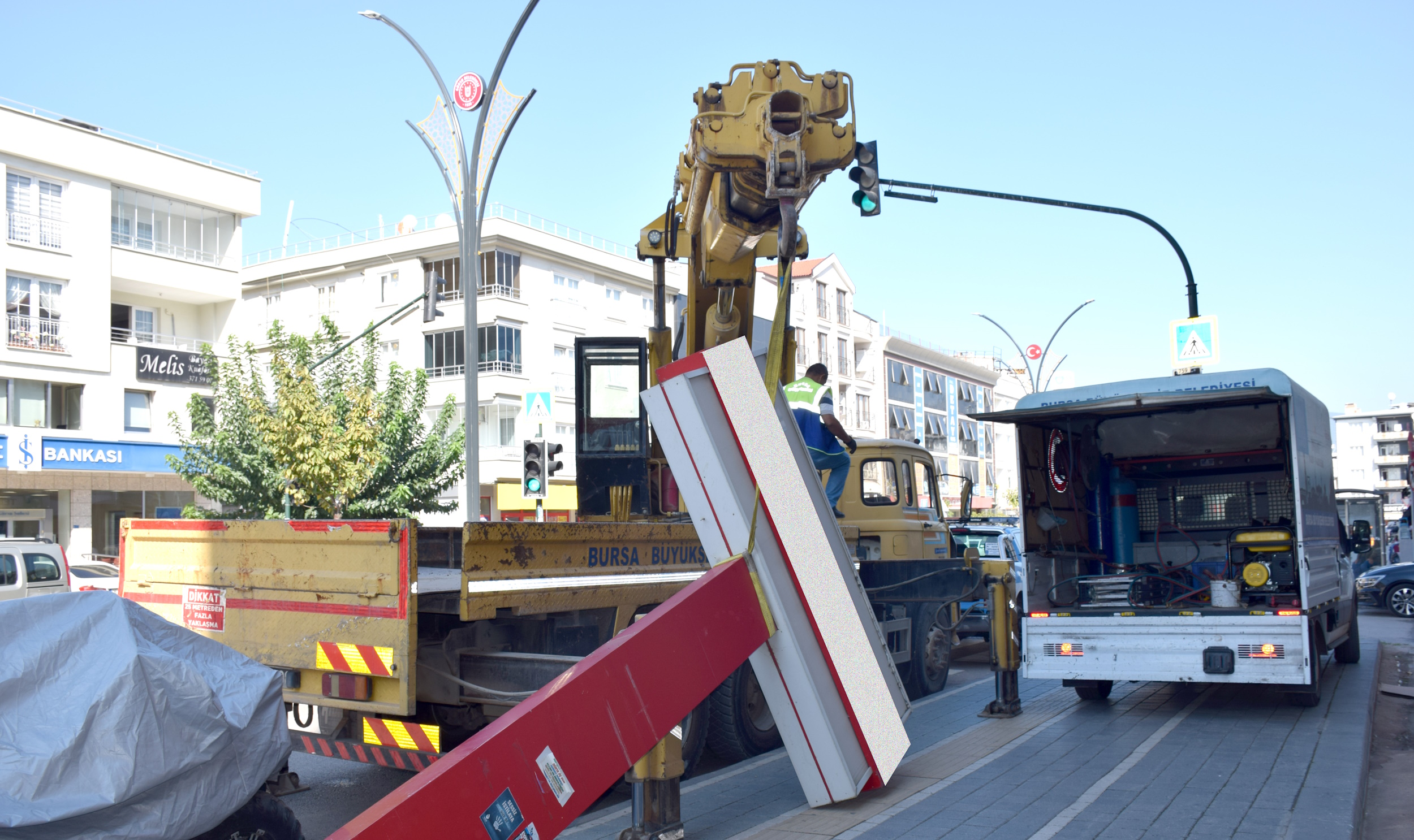 Bursa’da yönetmeliğe uymayan tabela, afiş ve totemler kaldırıldı