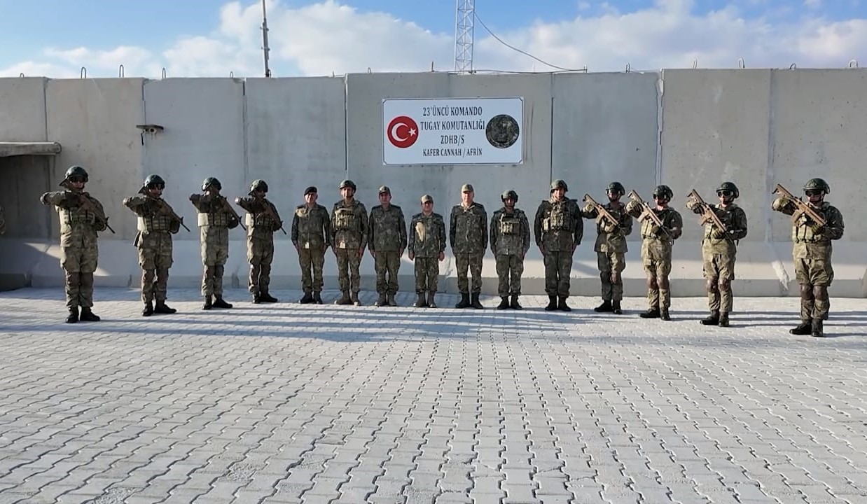 Bayraktaroğlu, Zeytin Dalı Harekat bölgesinde bulunan üs bölgesinde incelemelerde bulundu