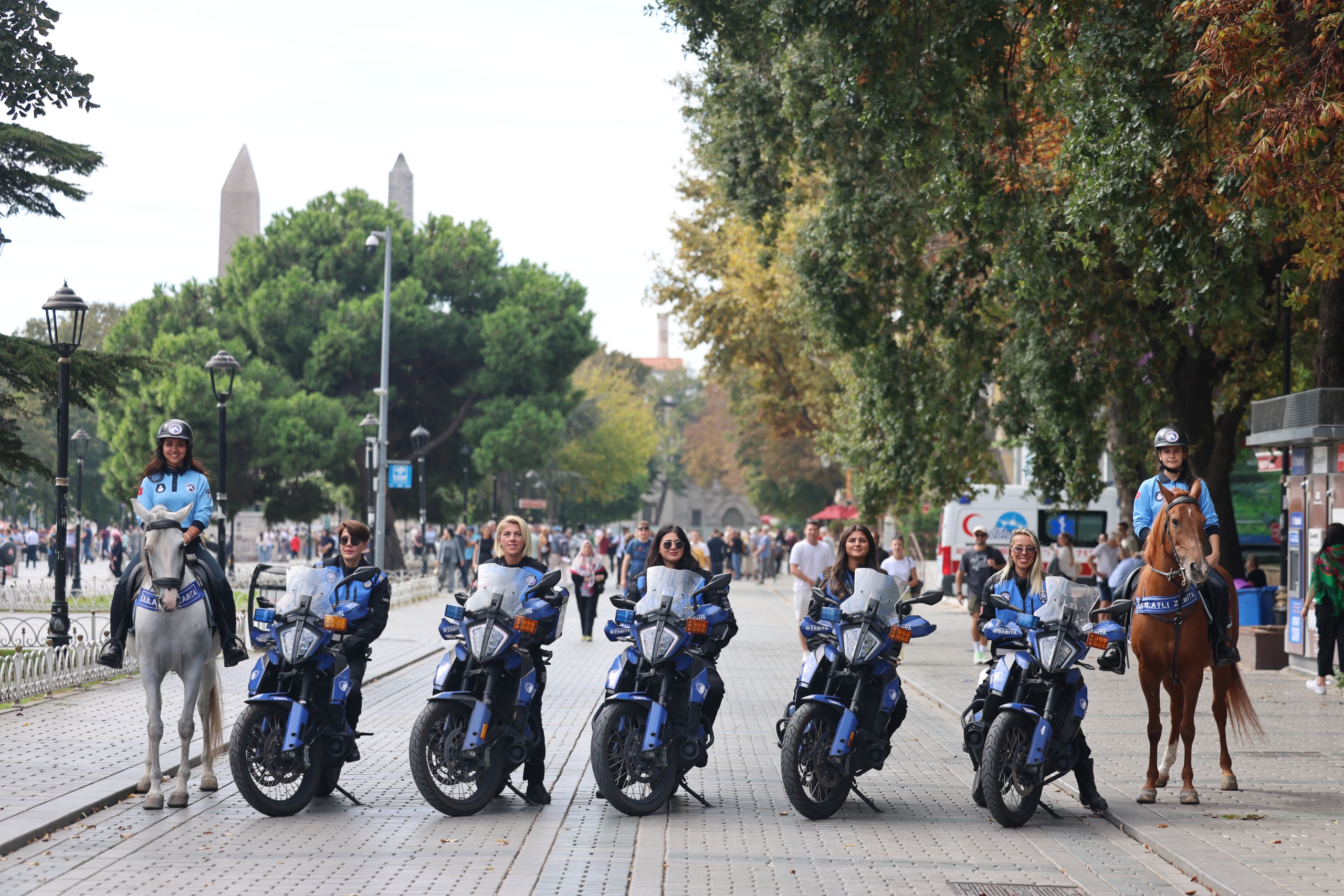 İstanbul’da motosikletli ve atlı kadın zabıtalar görevde