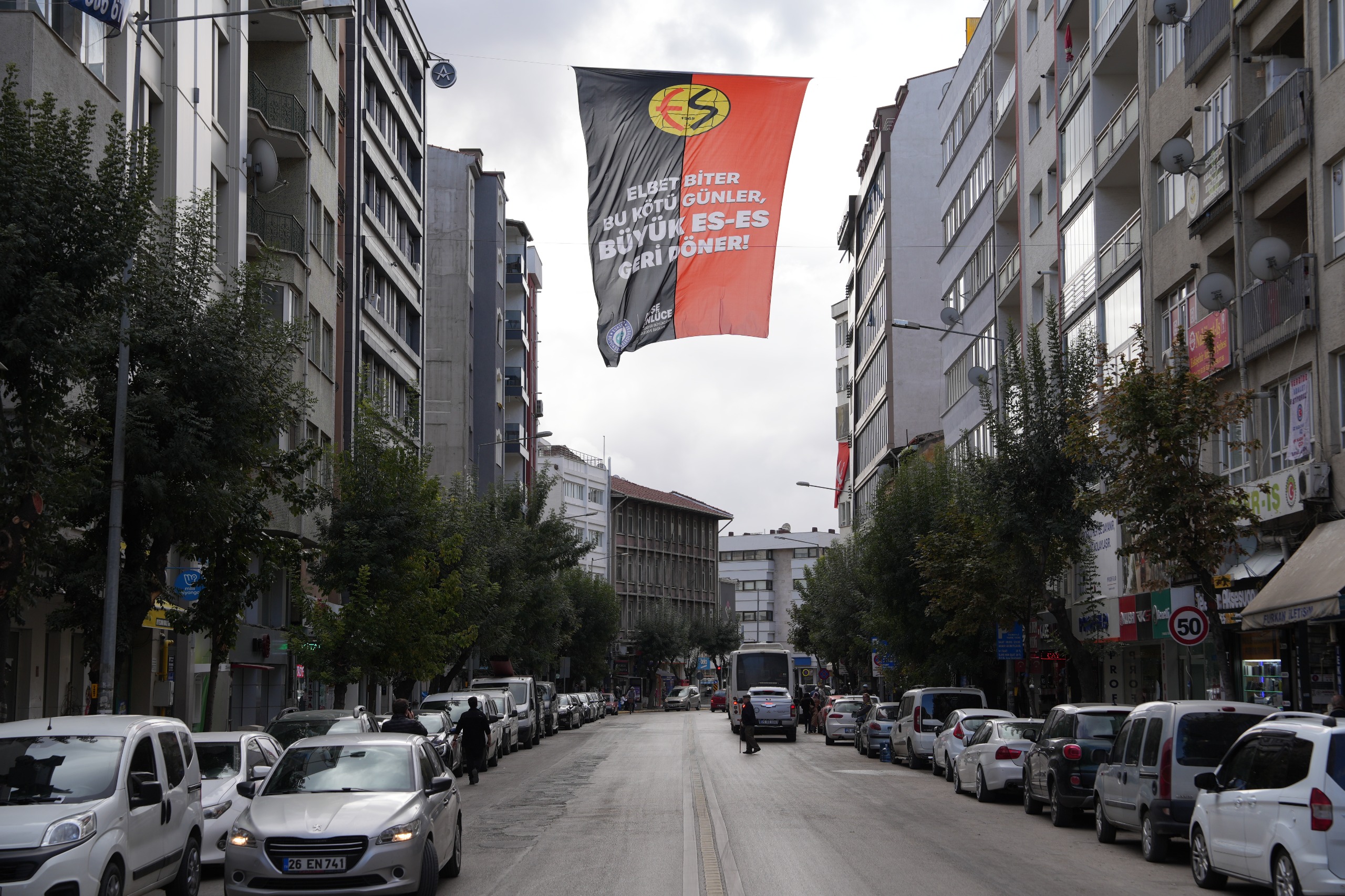 Eskişehirspor maçı öncesi şehirde ana caddelere bayraklar asıldı