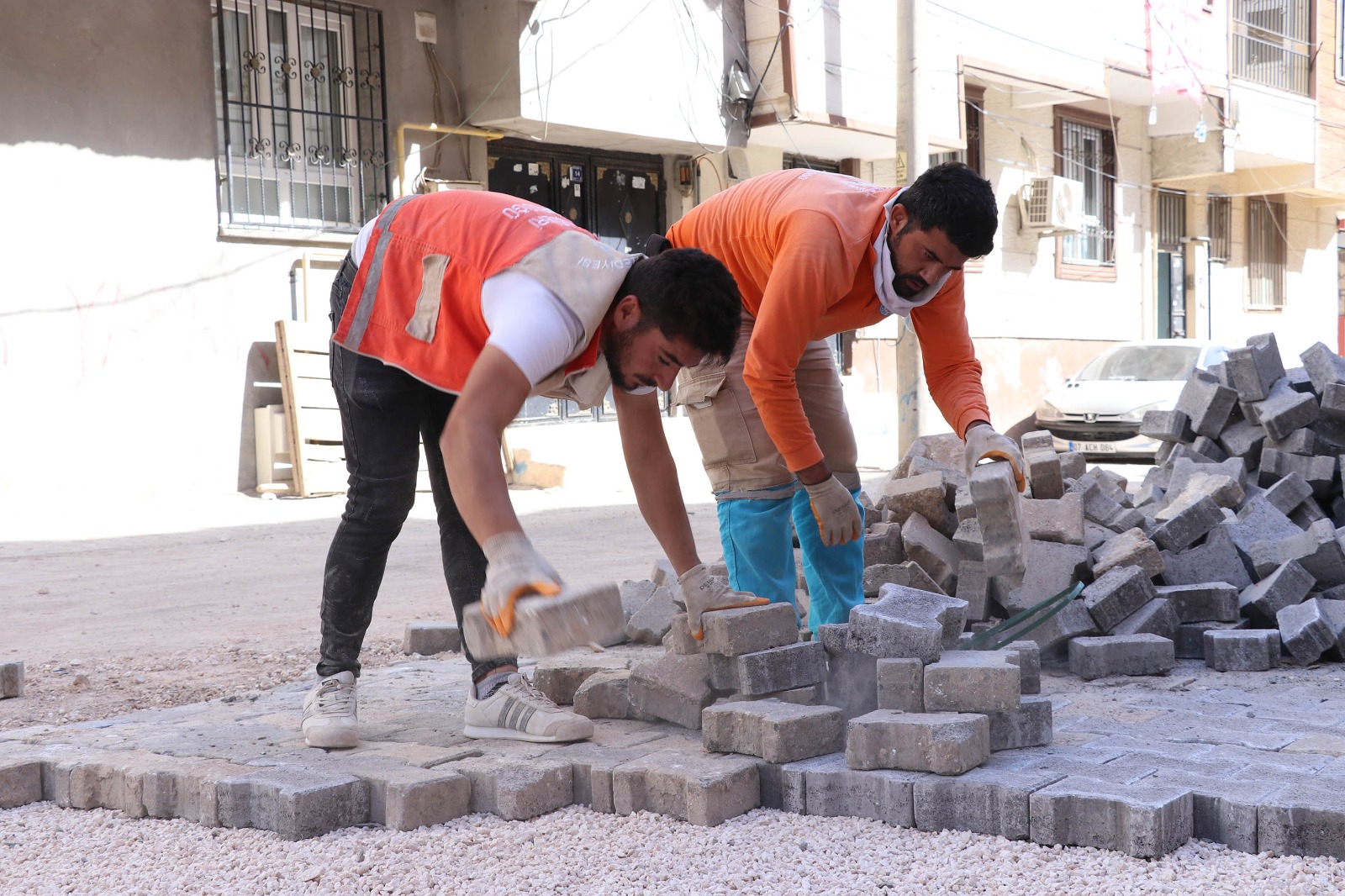 Haliliye’de üstyapı atağı ile sokaklar onarılıyor