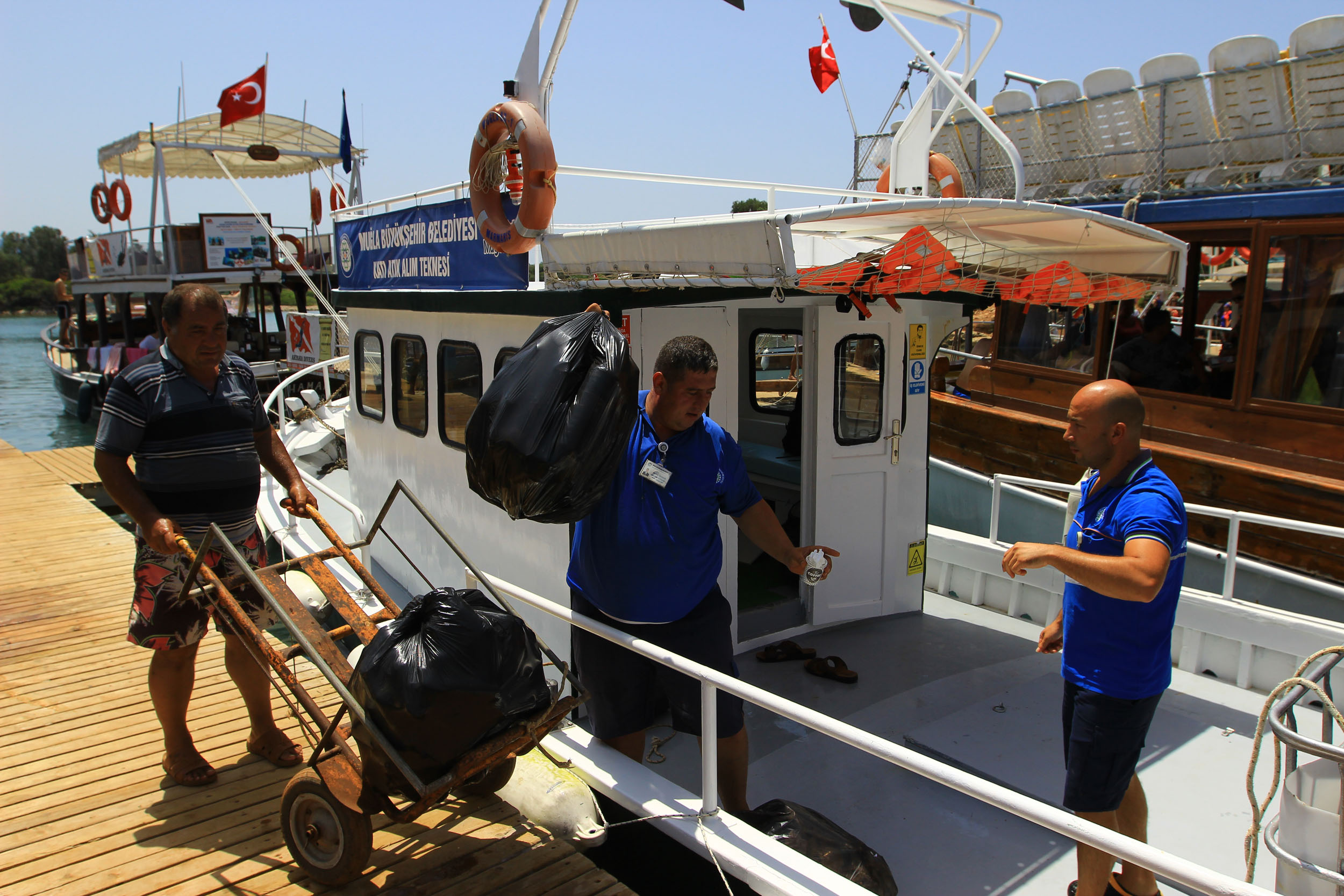 Muğla Büyükşehir, teknelerden 7 milyon 10 bin litre pis su topladı