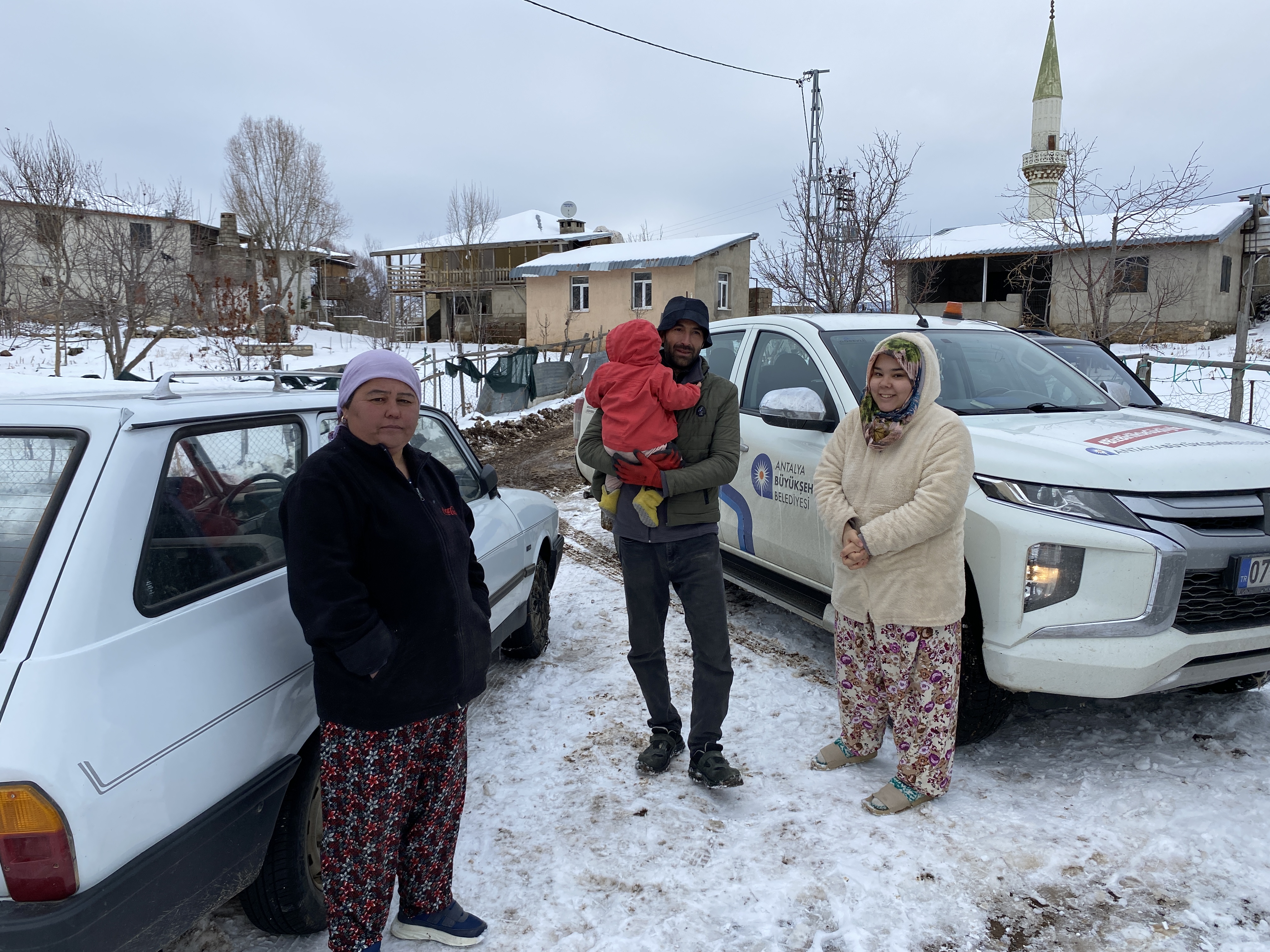 Akseki’de karda mahsur kalan 3 aile kurtarıldı