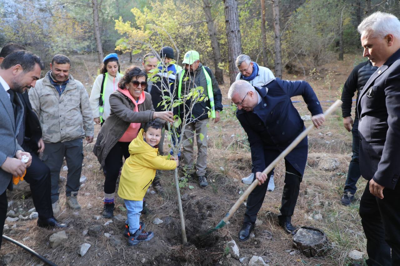 Edremit’te fidan dikimi etkinliği düzenlendi