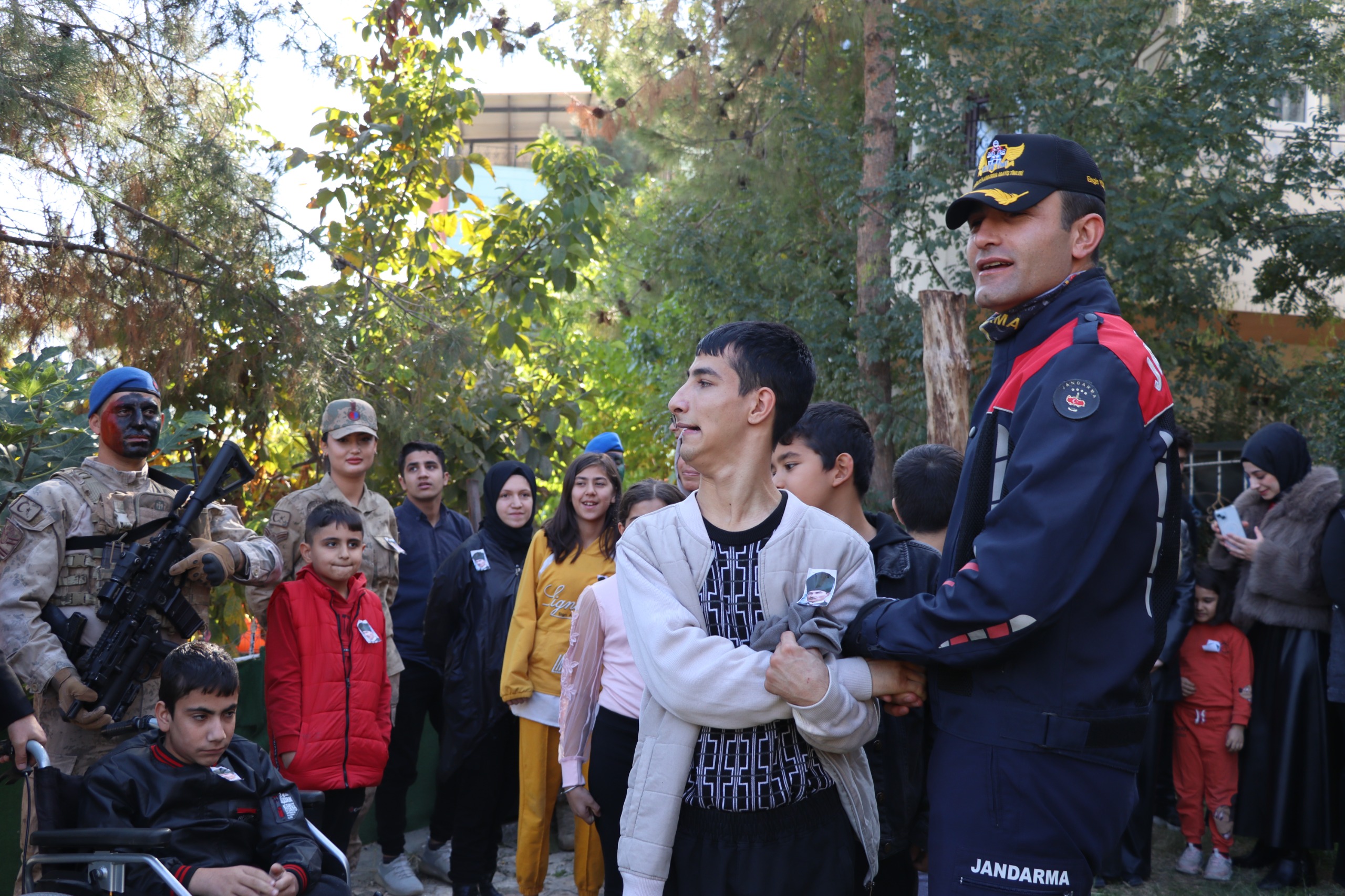 Şanlıurfa’da jandarma ekiplerinden Elele Rehabilitasyon Merkezi’ne ziyaret