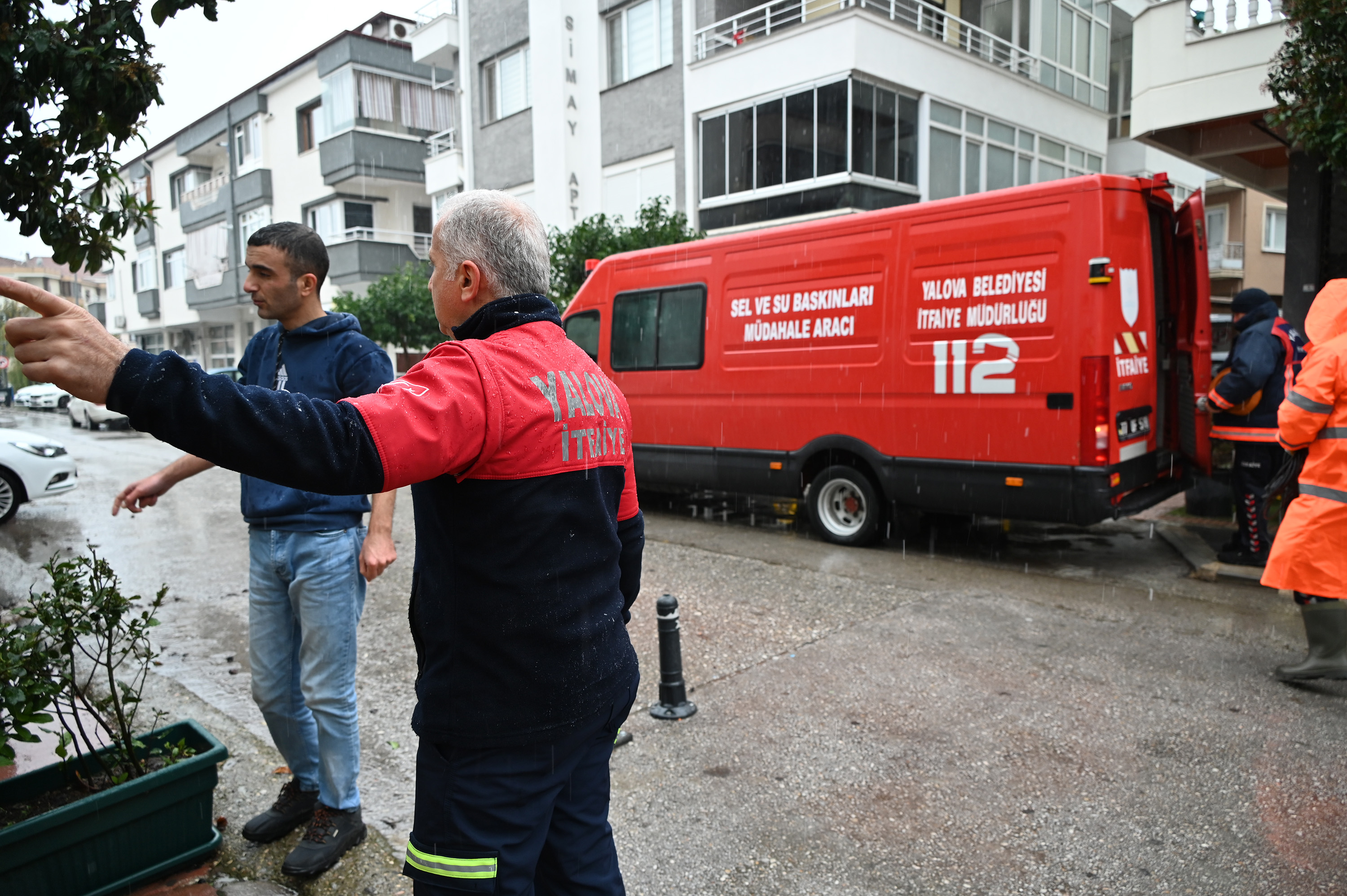 Yalova Belediyesi’nden yoğun yağış ve lodosa karşı mücadele