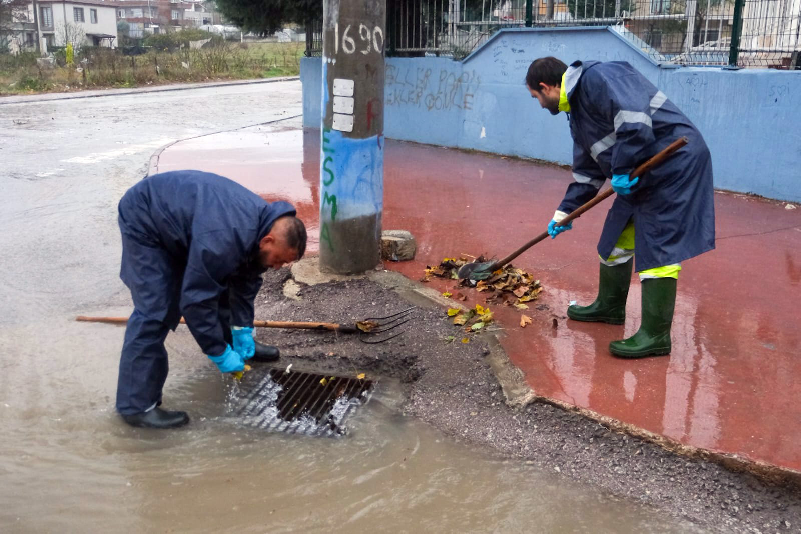 Yalova Belediyesi’nden yoğun yağış ve lodosa karşı mücadele