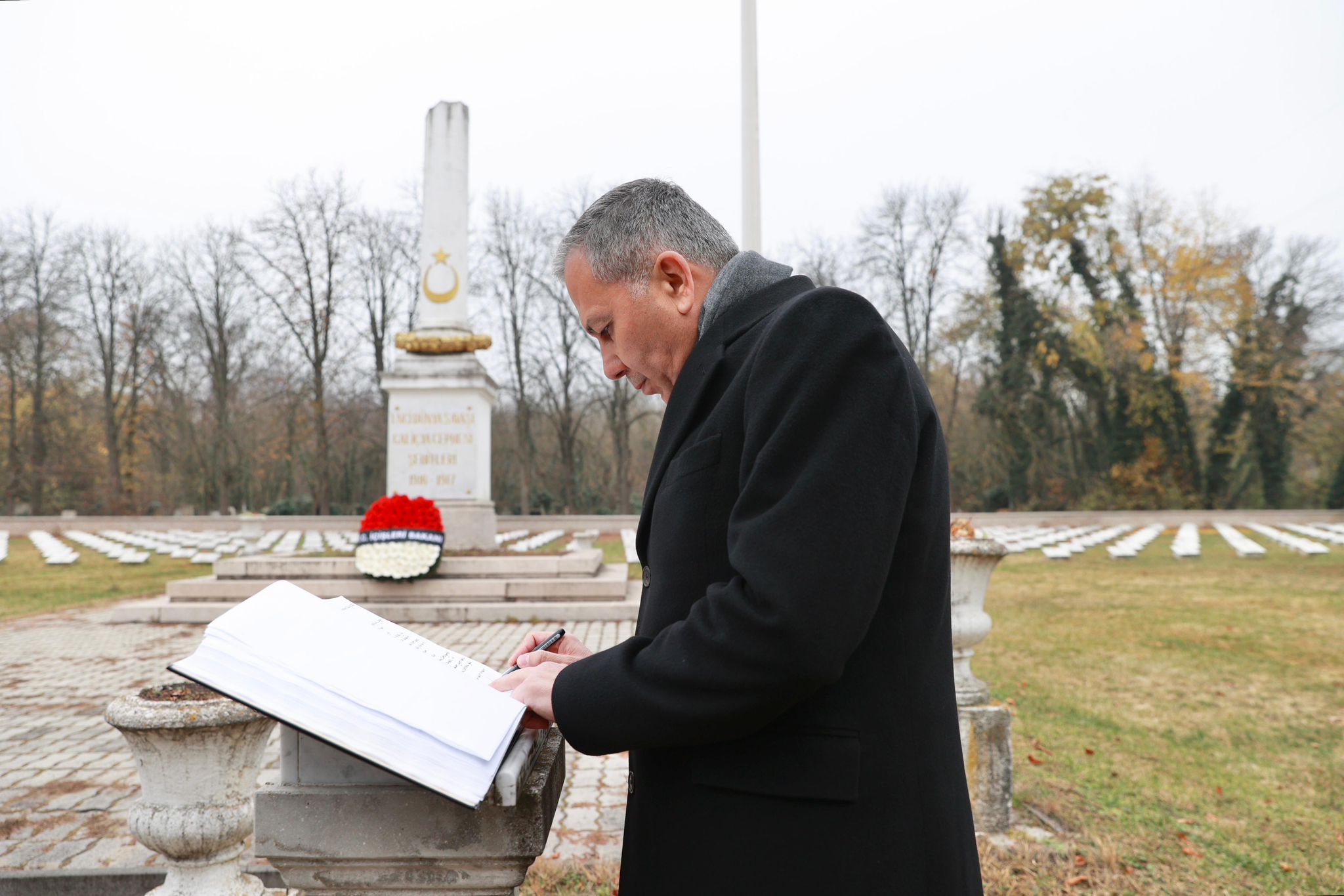 Bakan Yerlikaya, Galiçya Türk Şehitliği’ni ziyaret etti