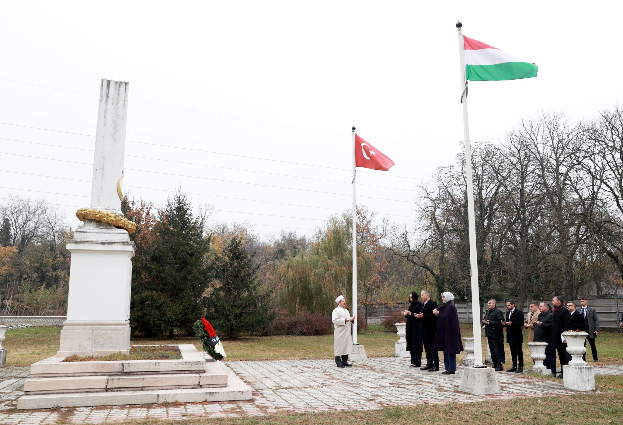 Bakan Yerlikaya, Galiçya Türk Şehitliği’ni ziyaret etti