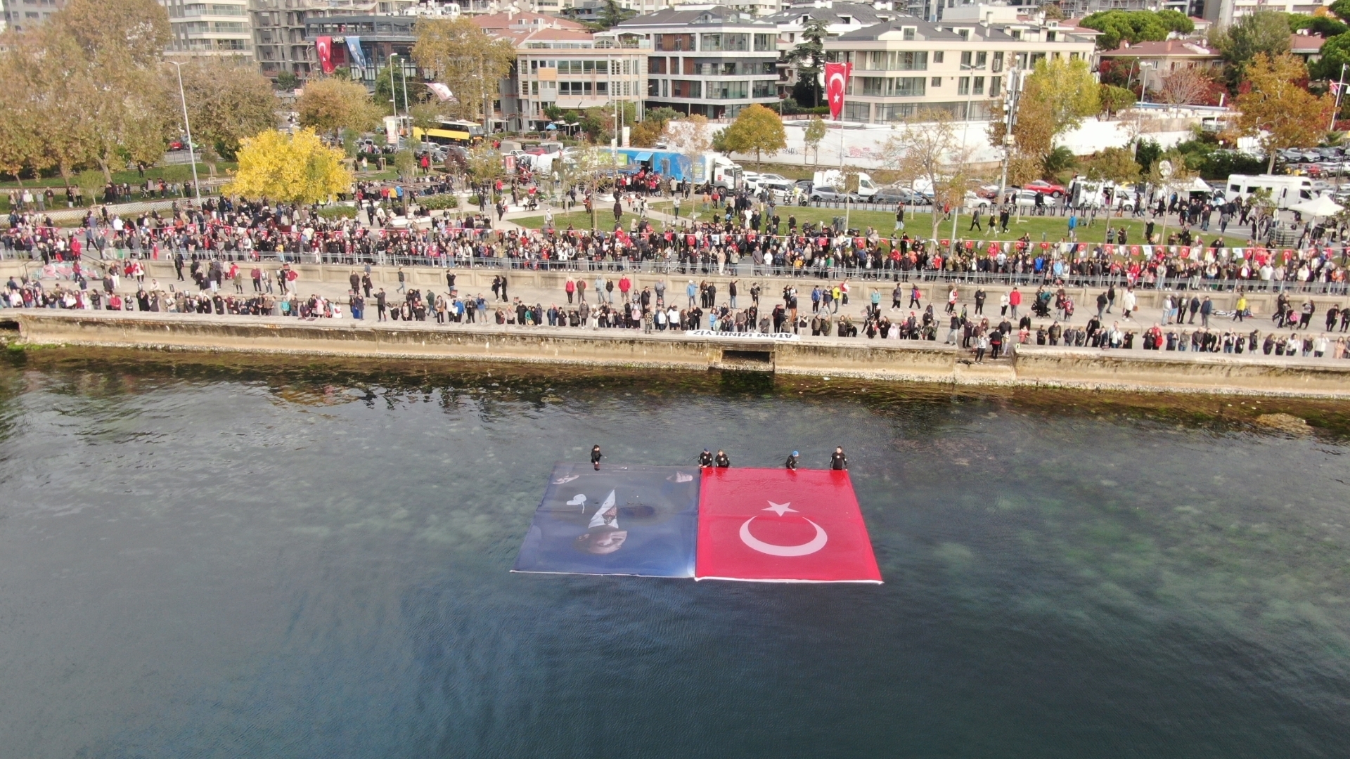 Kadıköy’de “Ata’ya Saygı Zinciri” oluşturuldu