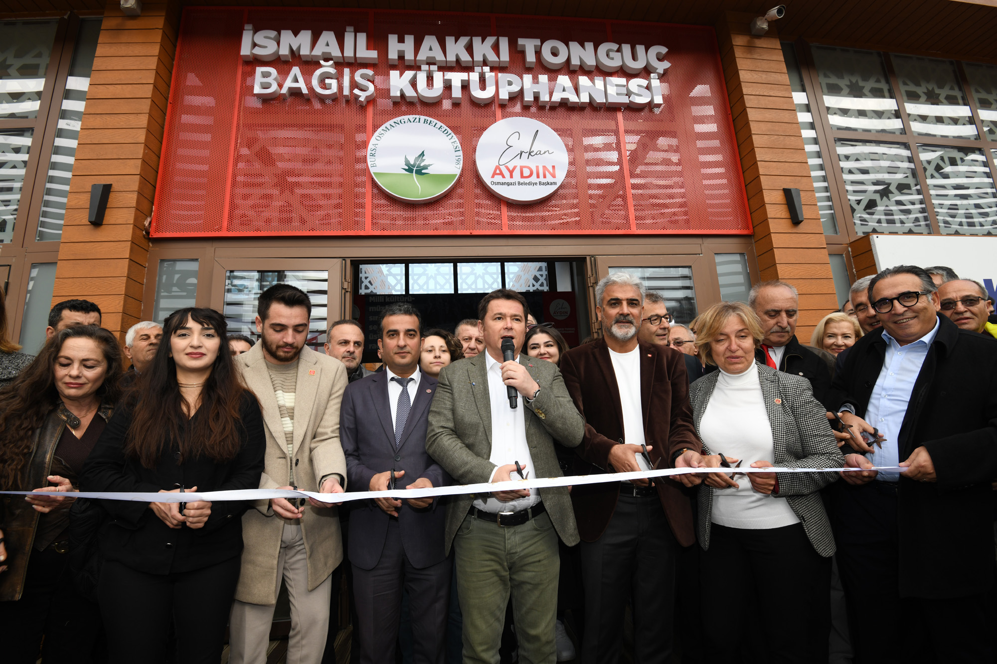 İsmail Hakkı Tonguç Bağış ve Şiir Kütüphanesi ile Genç Kafe açıldı