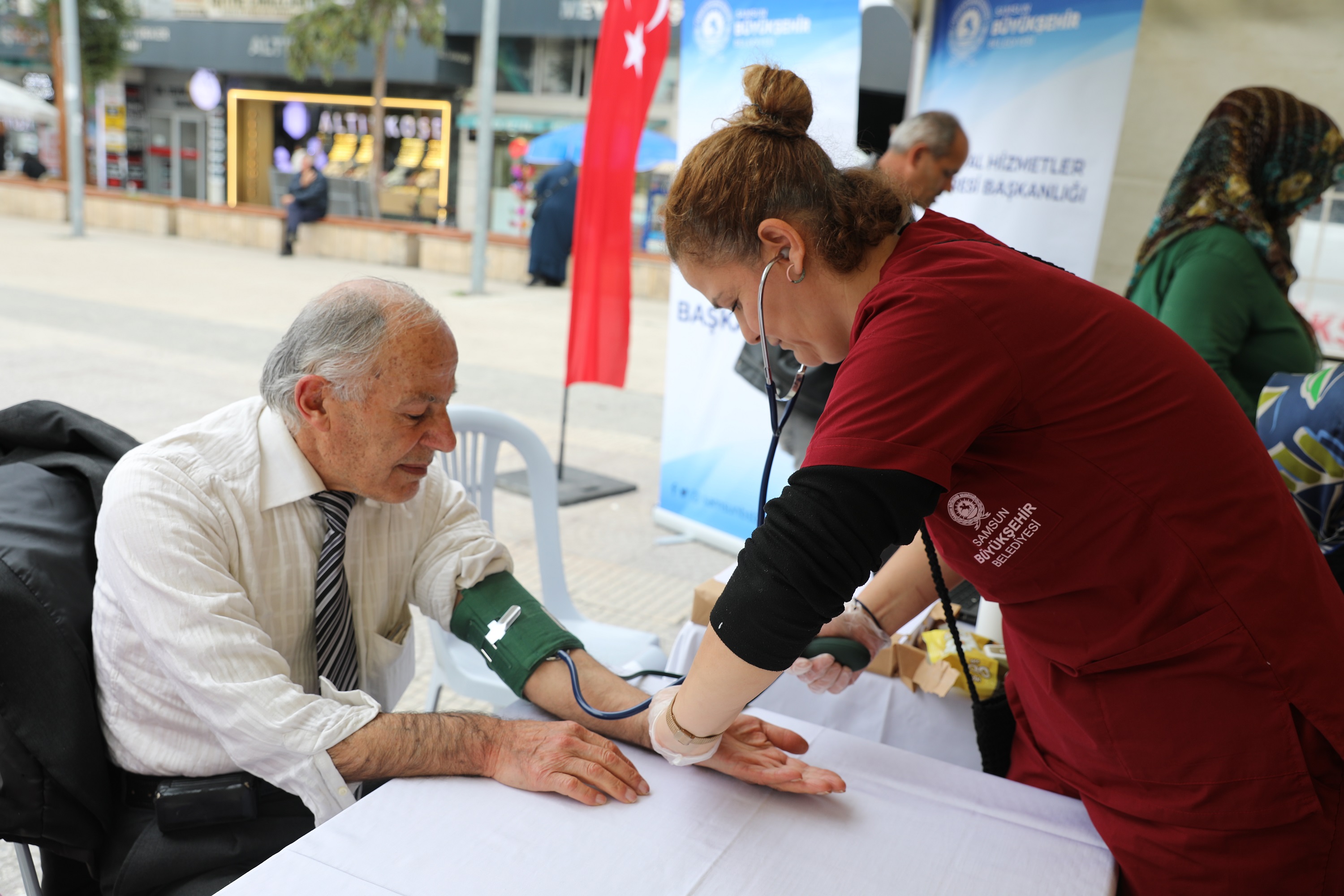 Samsun’da ücretsiz kan şekeri ölçümü ve vücut analizi yapıldı