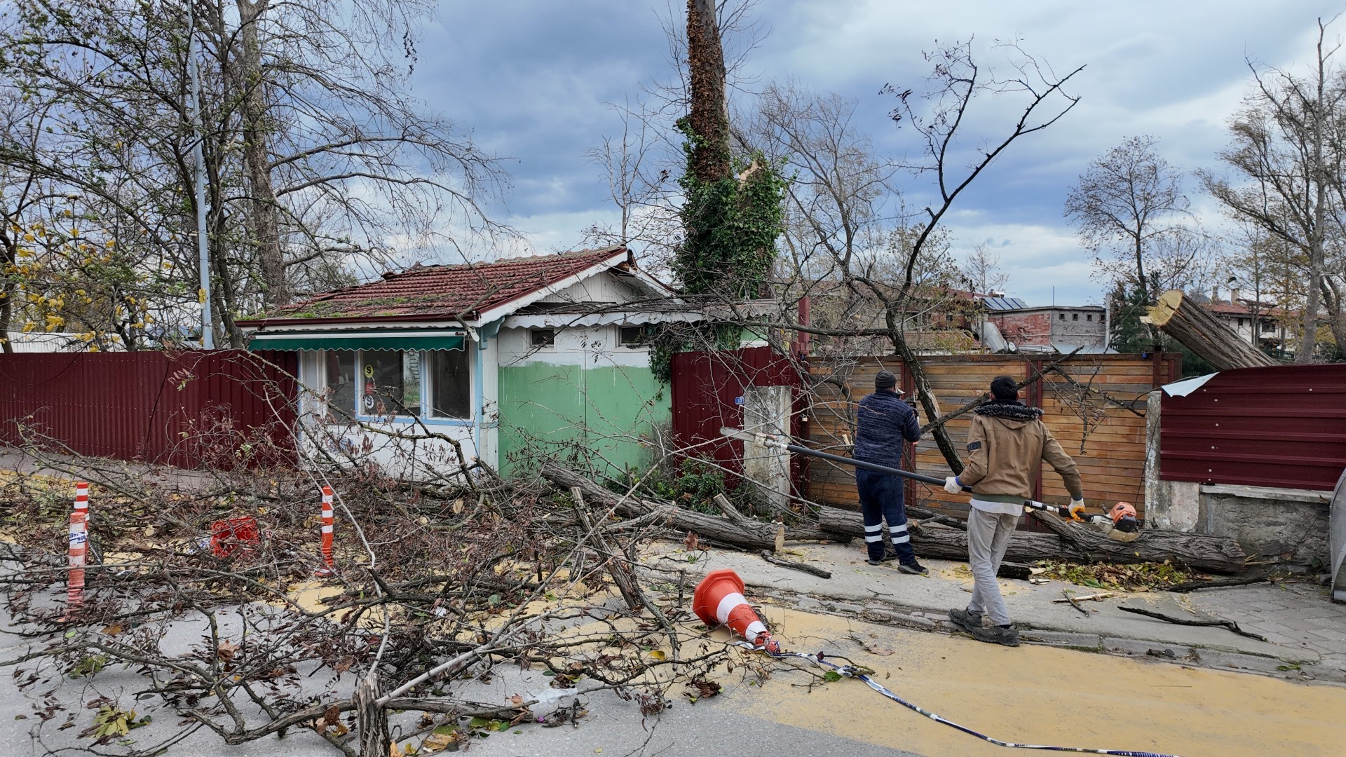 Sapanca’da şiddetli rüzgar ve fırtına hayatı olumsuz etkiledi