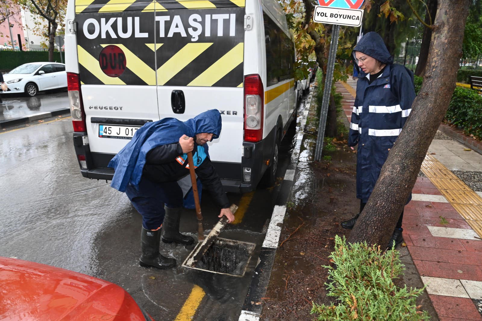 Manisa Büyükşehir, olumsuz hava koşullarına karşı müdahalelerini sürdürüyor