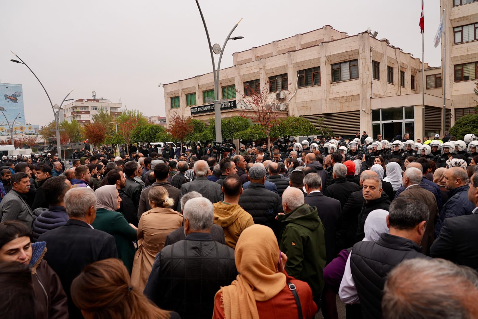 Diyarbakır Büyükşehir Belediyesi Eş Başkanları Bucak ve Hatun, Mardin ve Batman’a gitti