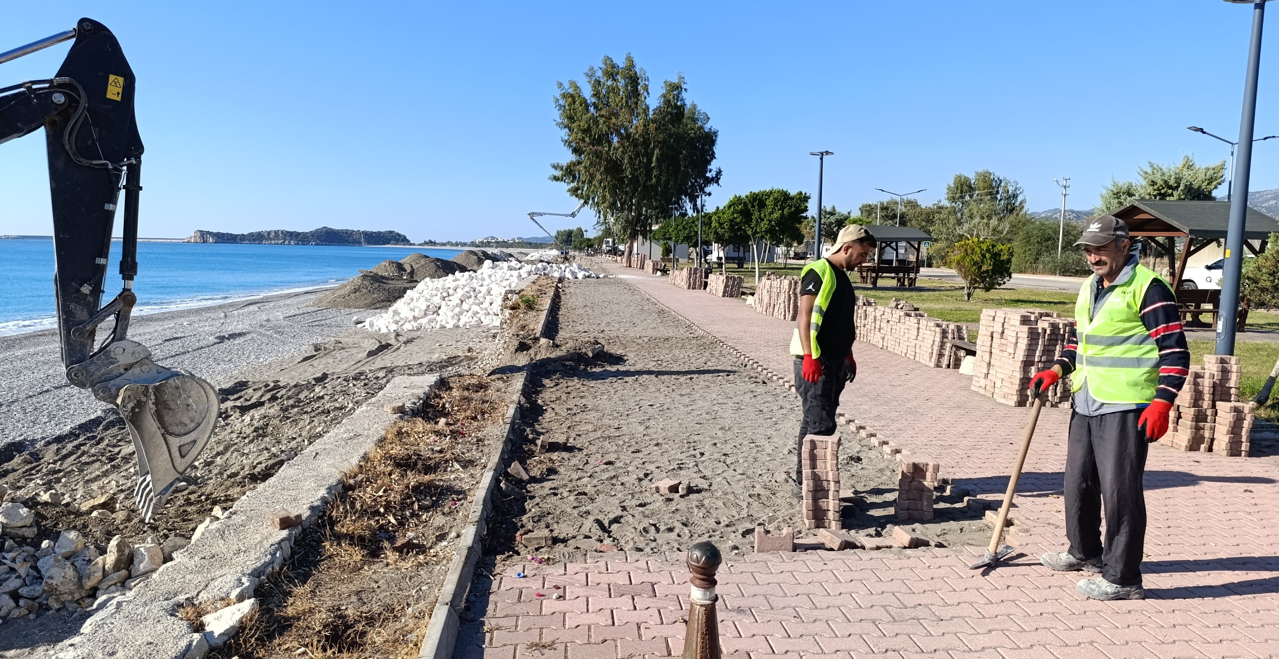 Antalya Büyükşehir’den Demre sahilinde istinat duvarı çalışması