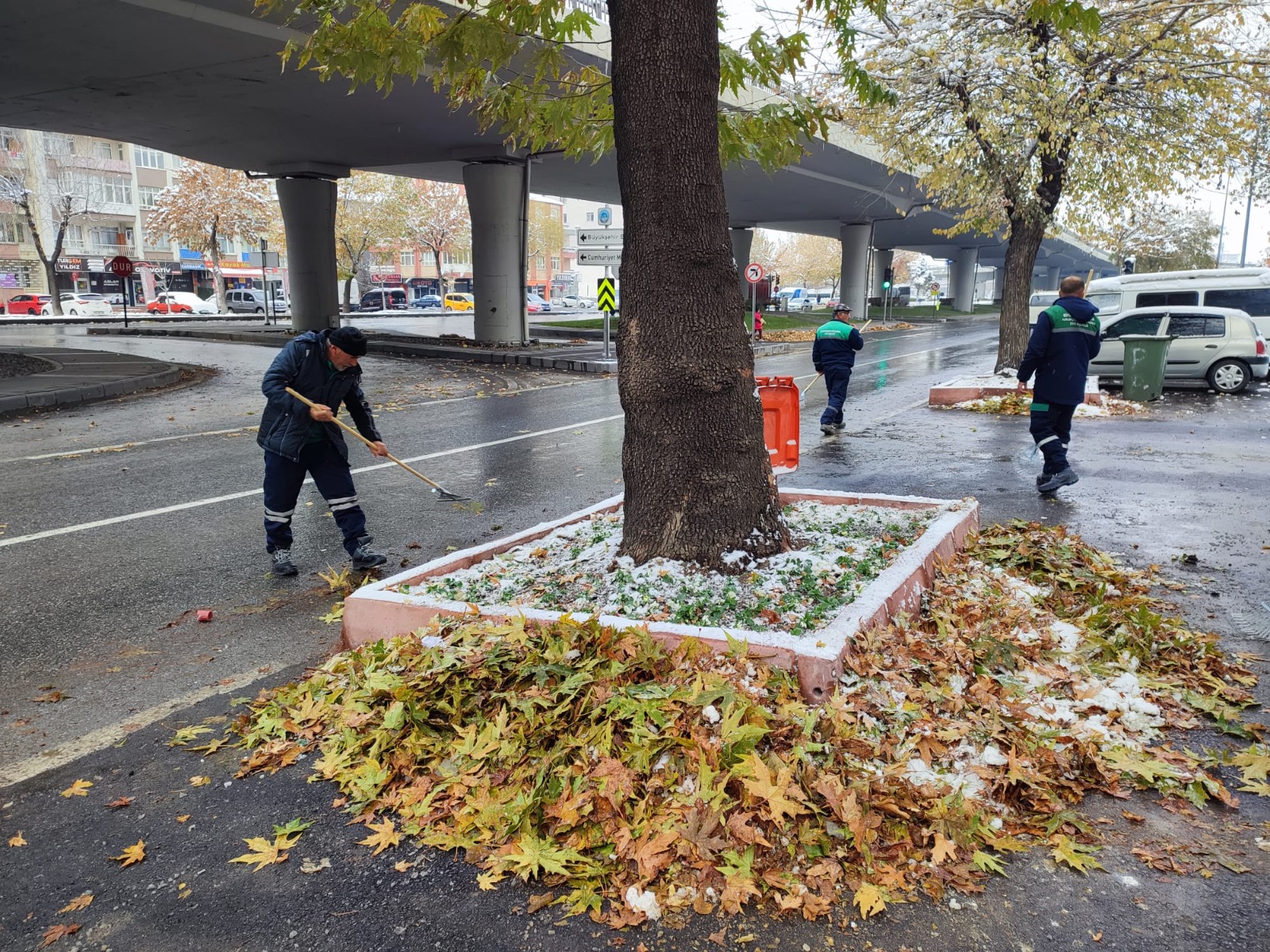 Kayseri Büyükşehir Belediyesi, yol açma ve kurtarma faaliyetlerini sürdürüyor