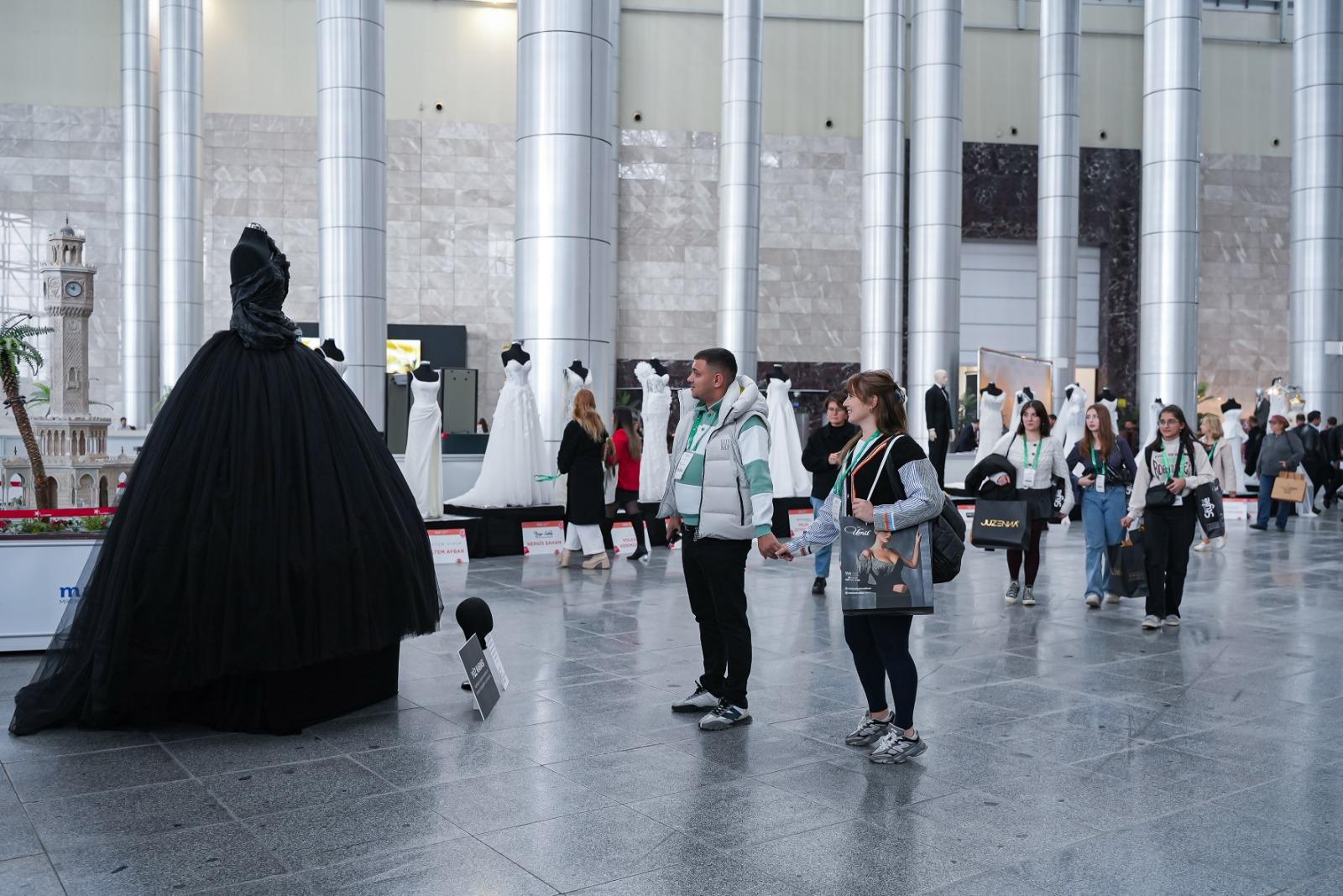 IF Wedding Fashion’da kadına yönelik şiddete siyah gelinlikle dikkat çekildi