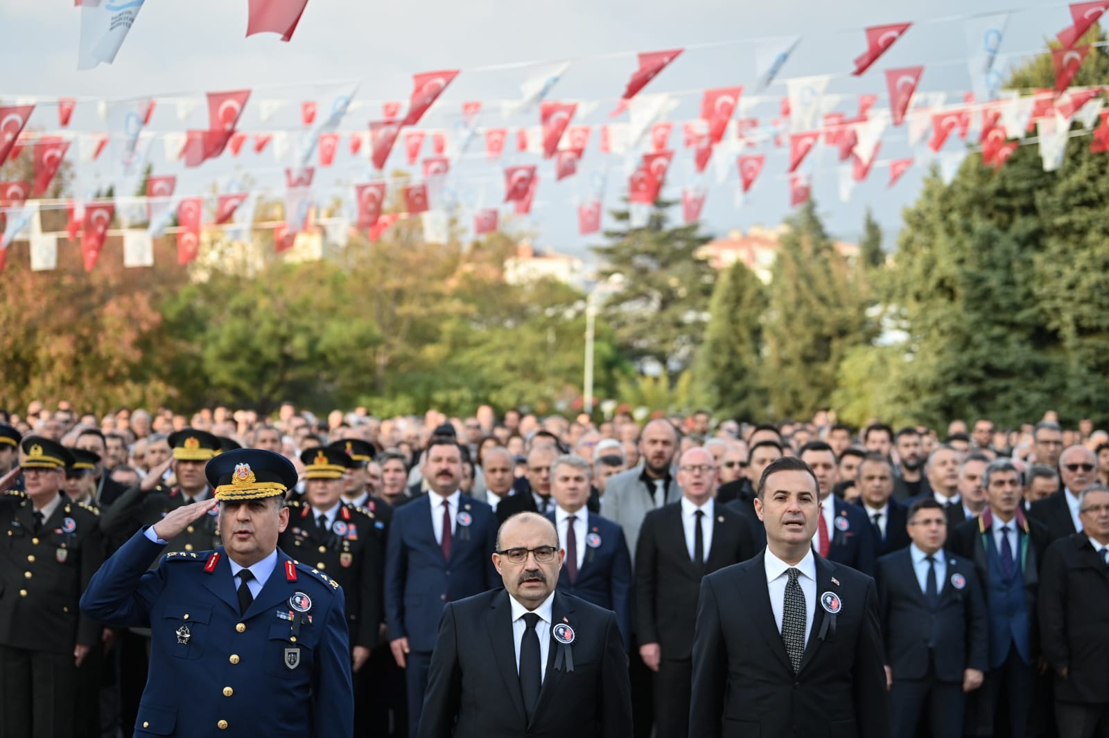 Başkan Akın, Atatürk Anıtı’na çelenk bıraktı