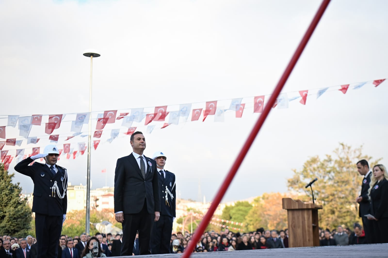 Başkan Akın, Atatürk Anıtı’na çelenk bıraktı