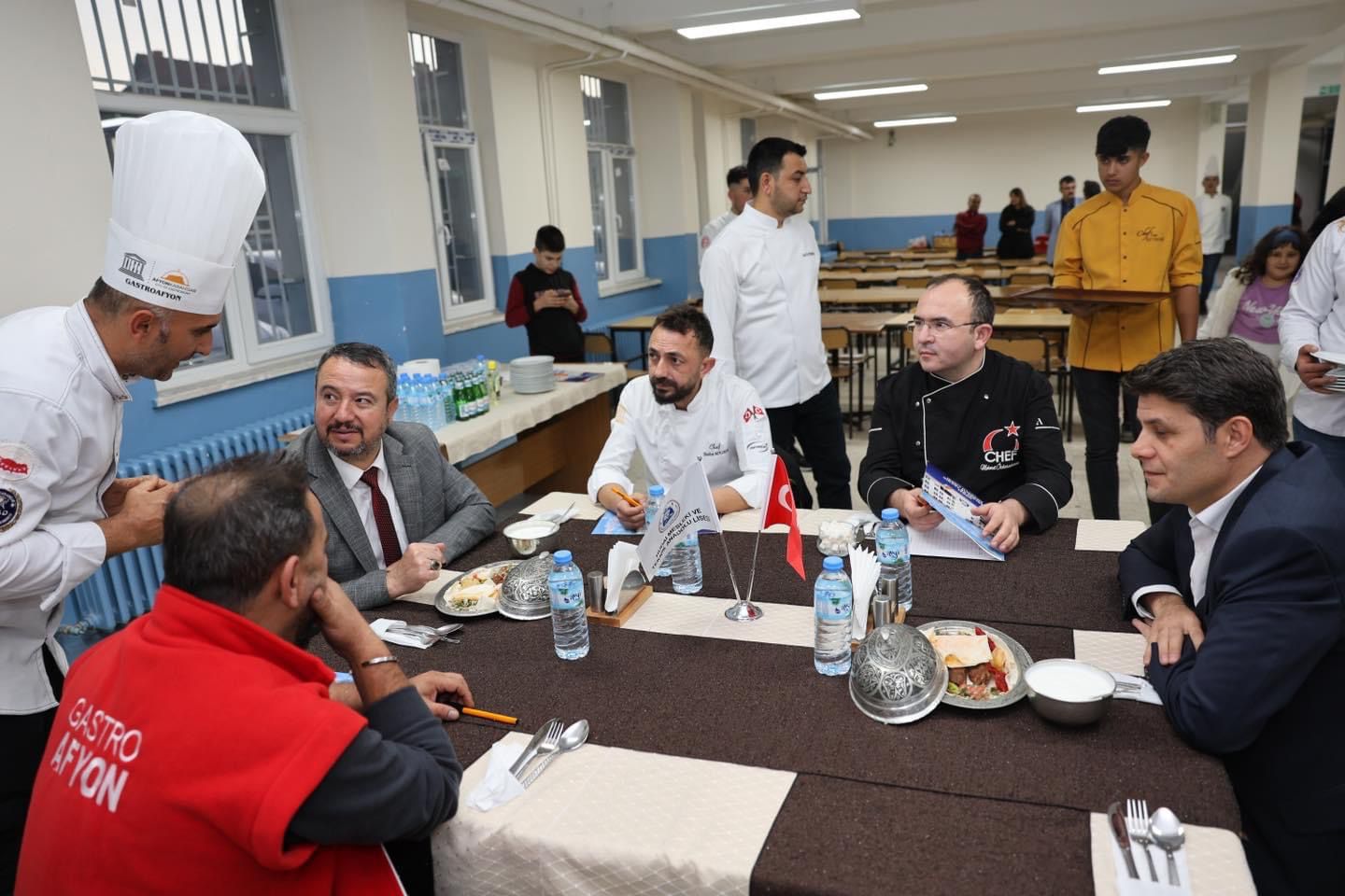 Sandıklı’da öğretmenler yemek yarışı yaptı