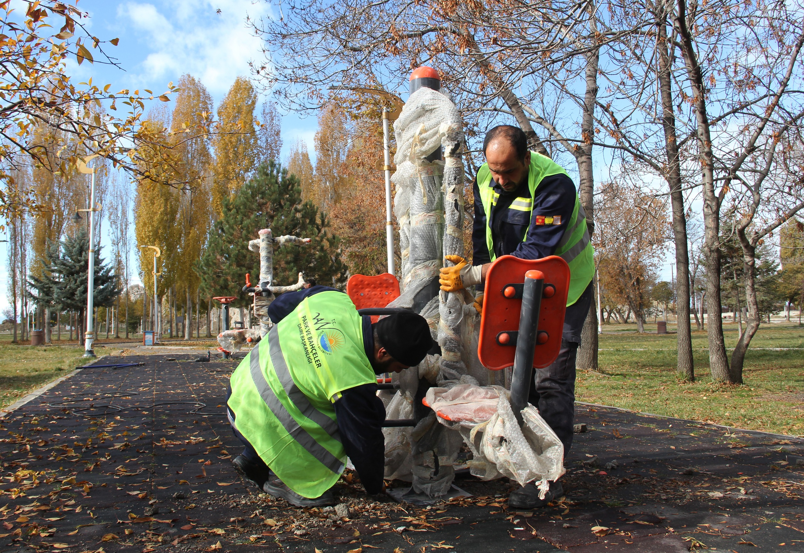 Van Büyükşehir’den park ve bahçelerde yenileme çalışmaları