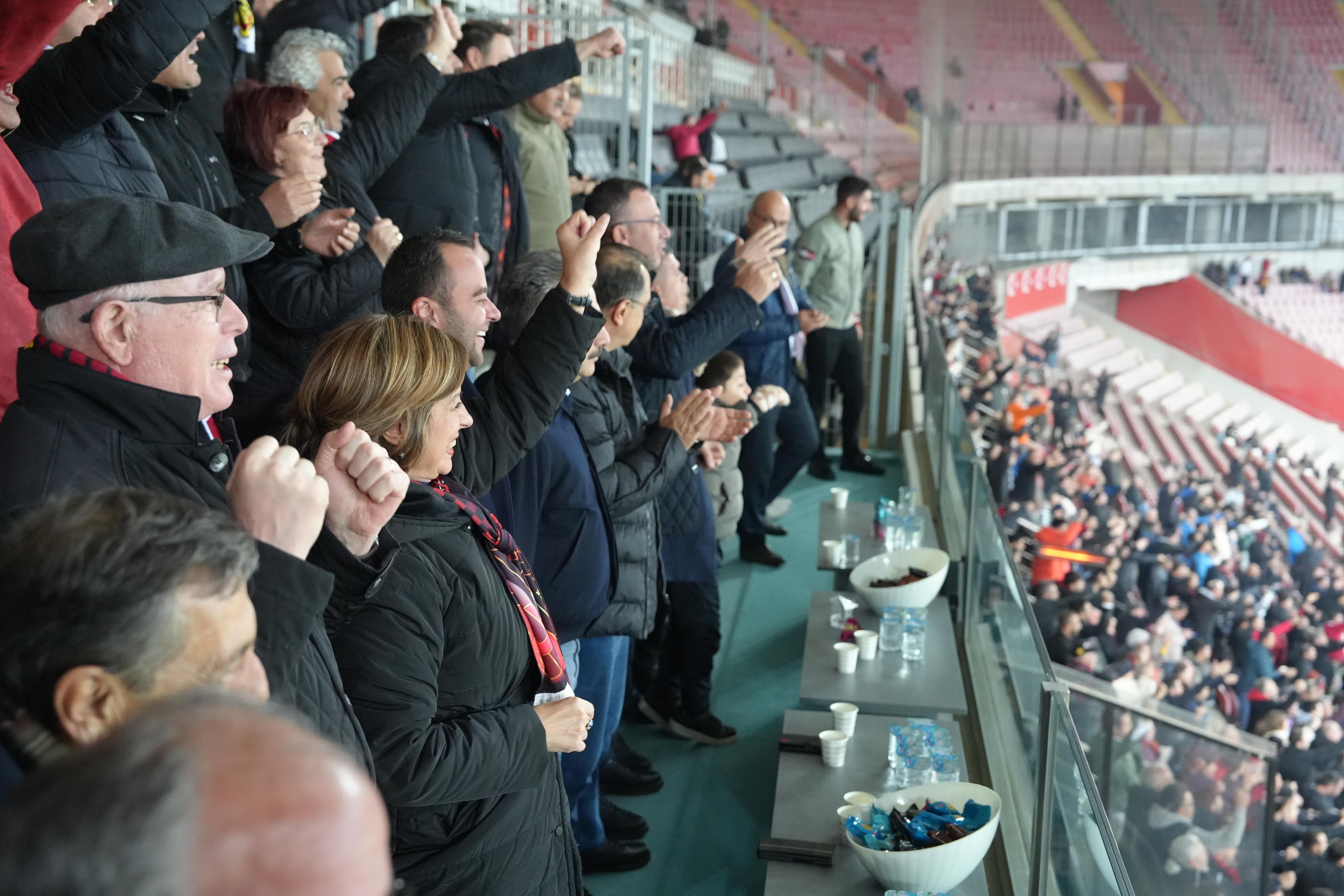 Başkan Ünlüce, Eskişehirspor’a destek için Atatürk Stadyumu’ndaydı