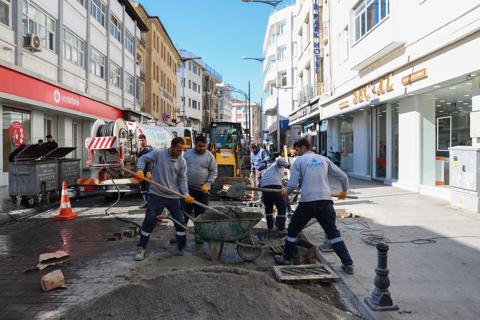 Gaziantep Büyükşehir’in yol bakım ve trafik düzenleme çalışmalarına devam ediyor