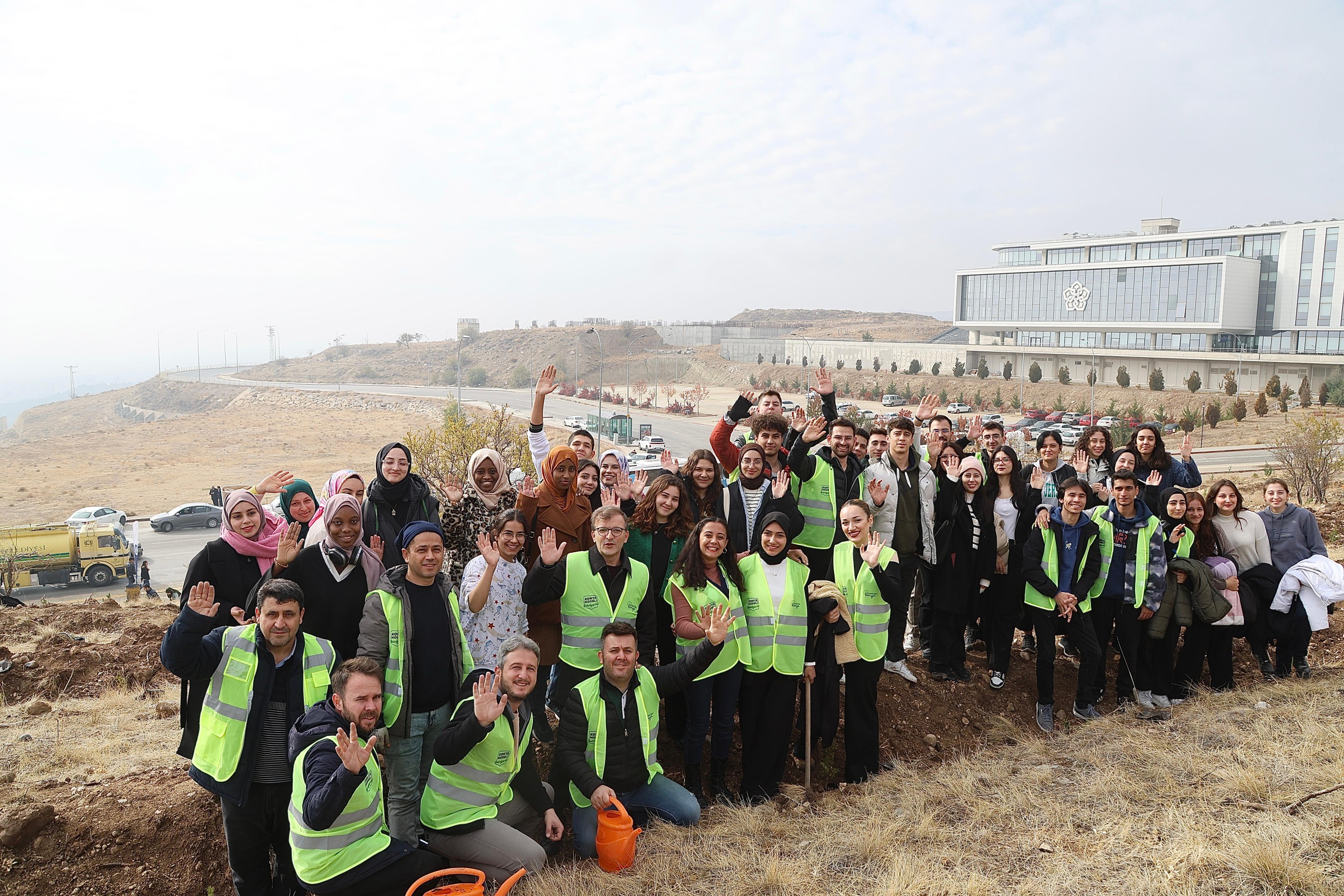 Milli Ağaçlandırma Günü’nde üniversiteli gençler fidanları toprakla buluşturdu