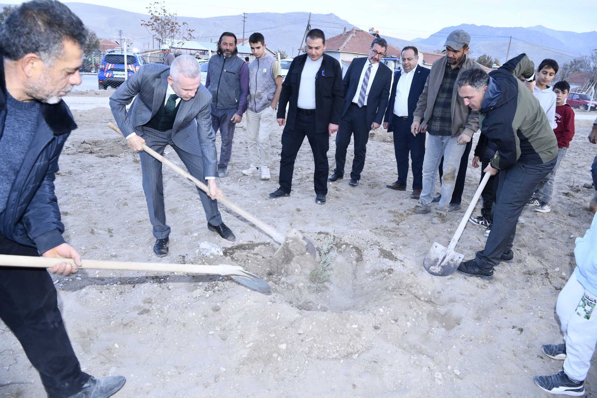 Vali Çiçekli, fidan dikimi etkinliğine katıldı