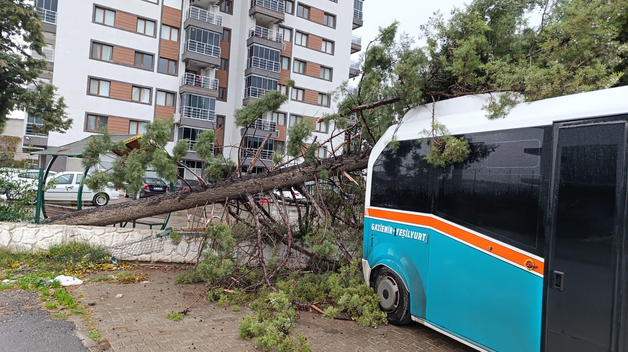 İzmir Büyükşehir Belediyesi, 850 personel ve 640 araçla sahada