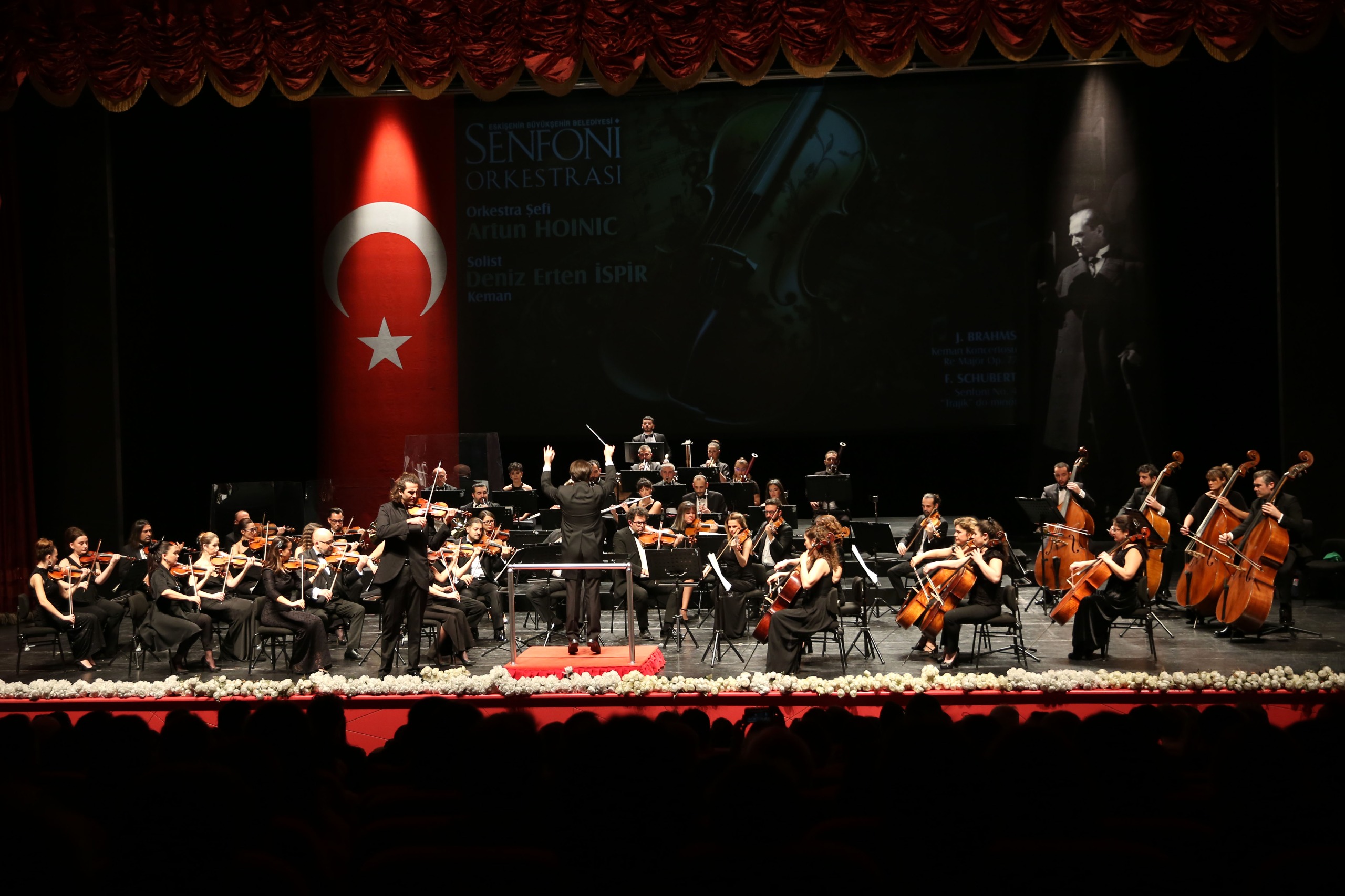 Eskişehir Büyükşehir Belediyesi Senfoni Orkestrası konser verdi