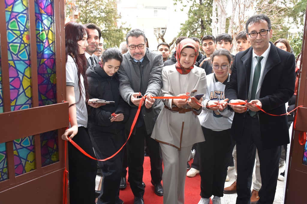 Karaman Lisesi öğrencilerinden “Atıktan Sanata” sergisi