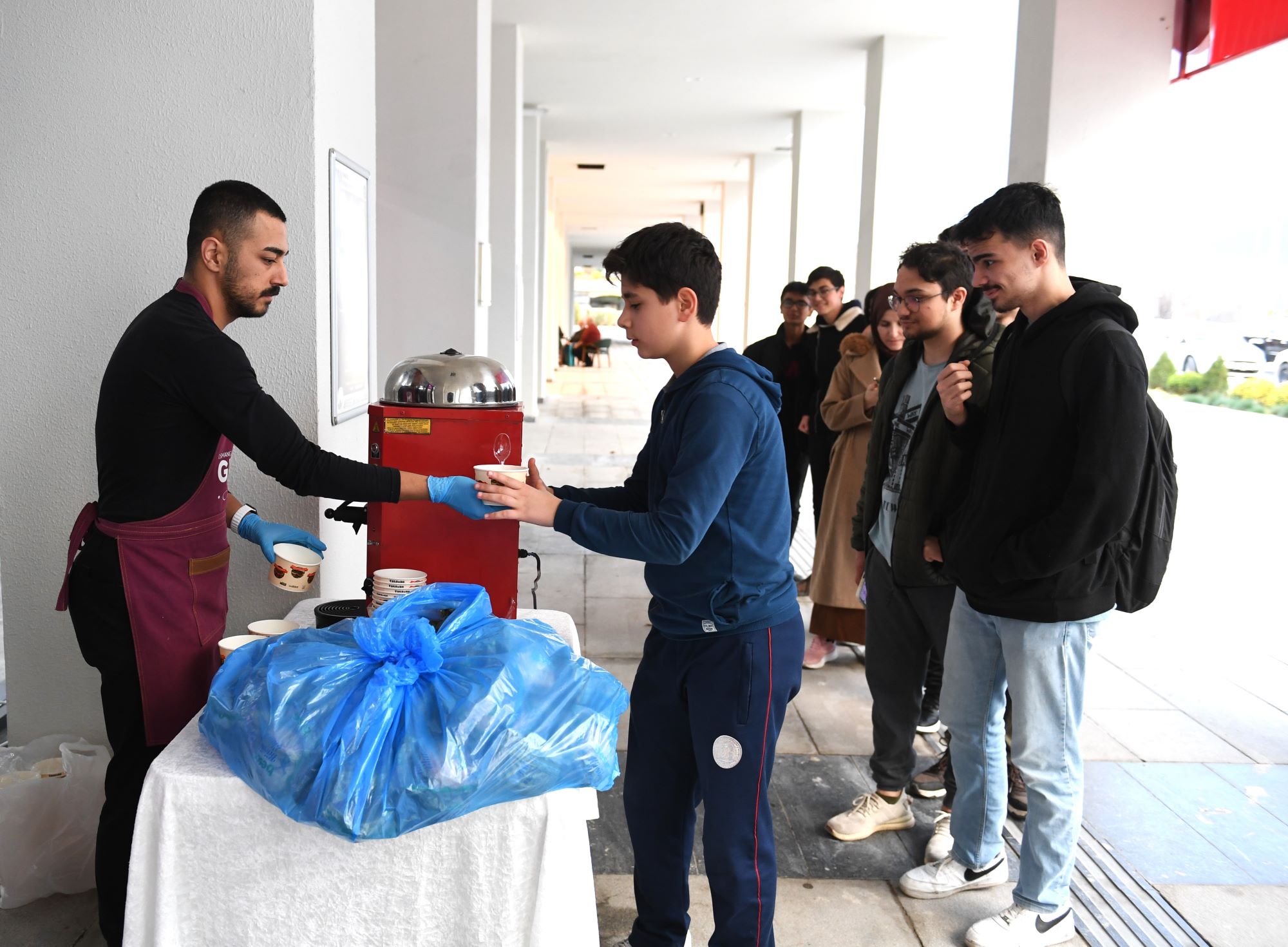 Osmangazi’de ders çalışan öğrencilere ücretsiz çorba ikramı