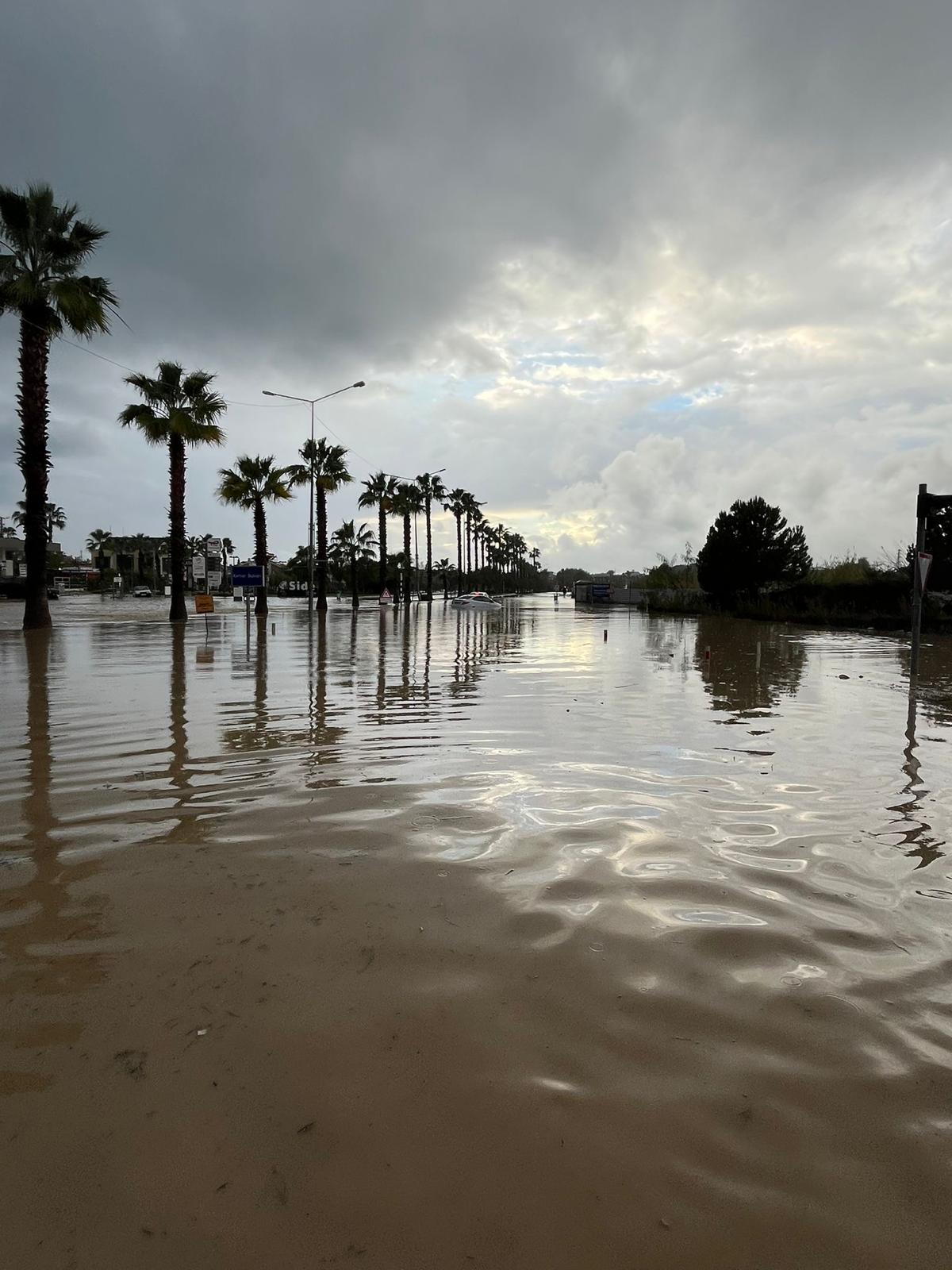 ASAT ve itfaiye ekipleri, Manavgat’ta su baskınlarına müdahale ediyor