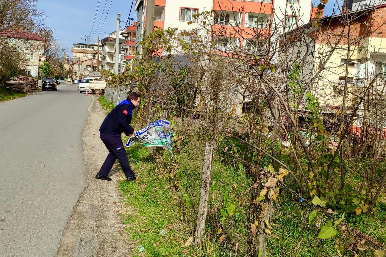 Giresun’da gelişigüzel asılan pankart ve afişler zabıta tarafından kaldırılıyor