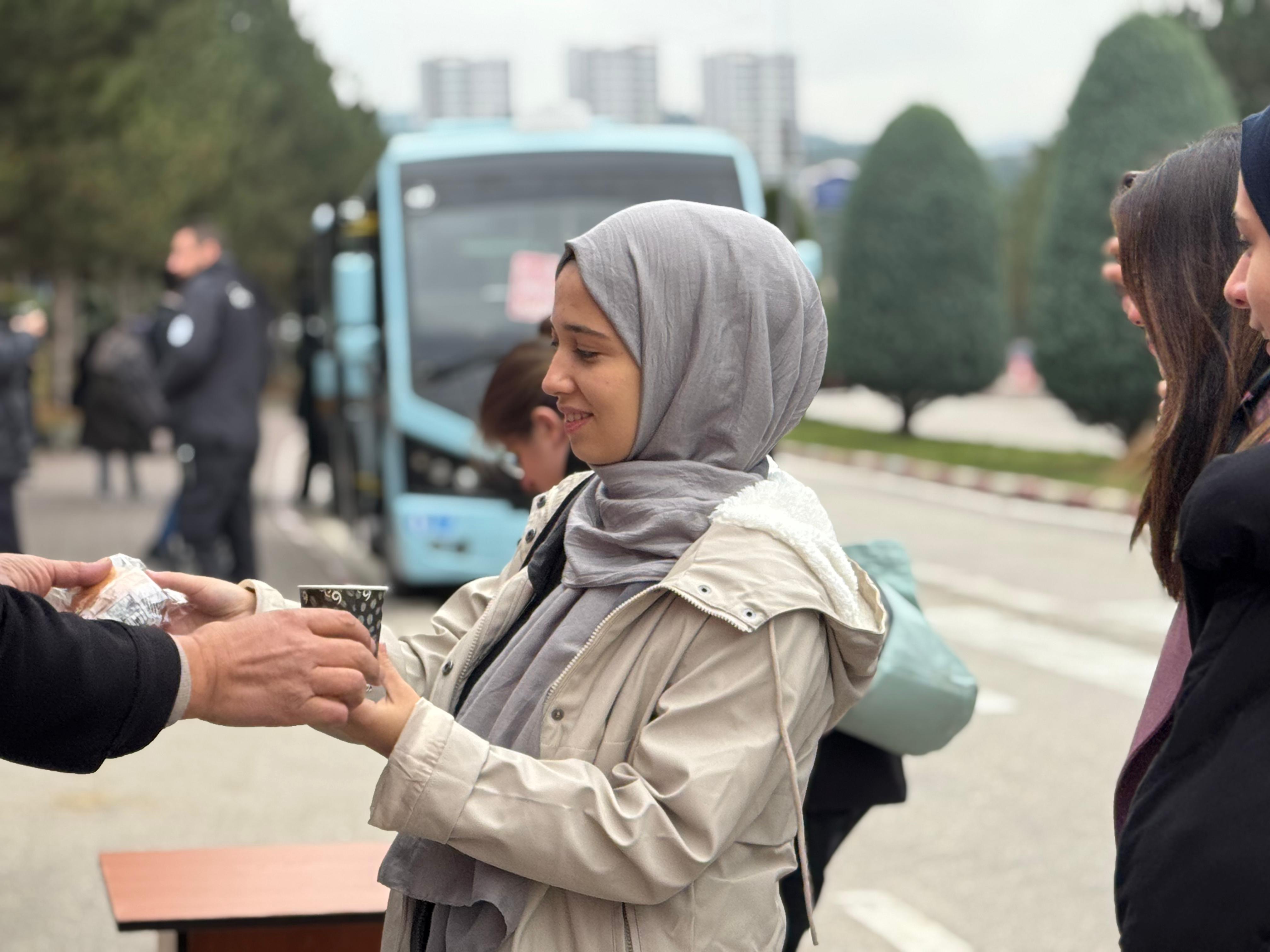 Karabük’te üniversite öğrencilerine sıcak çorba ikramı