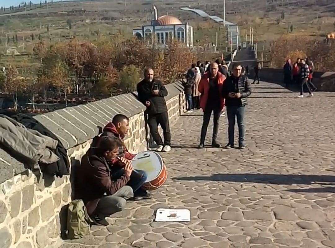 Diyarbakır’da tarihi Ongözlü Köprüsü’nde davul ve zurna sesleri yankılanıyor