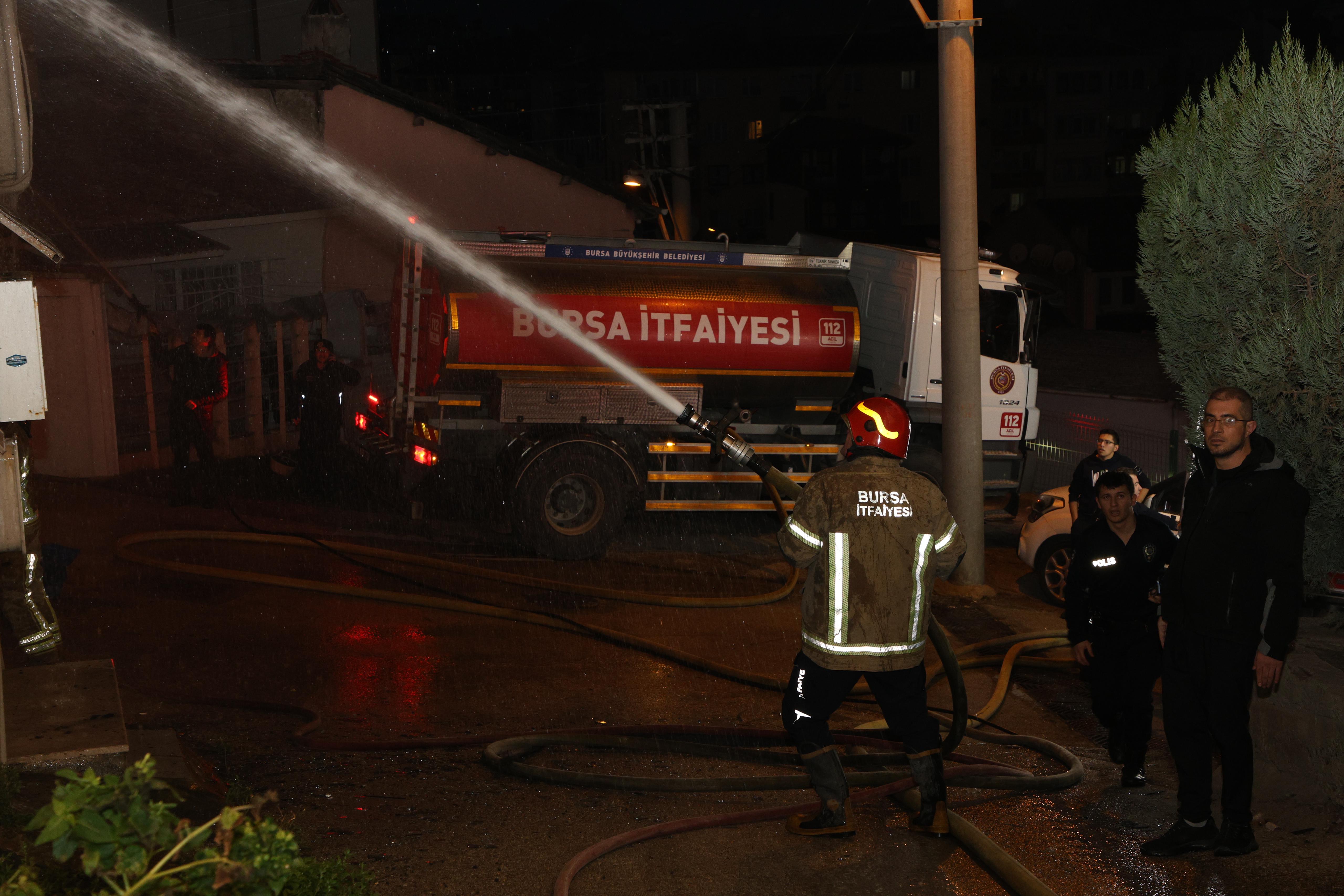 Mudanya Belediyesi, Harmanlar Caddesi’nde yangına müdahale etti