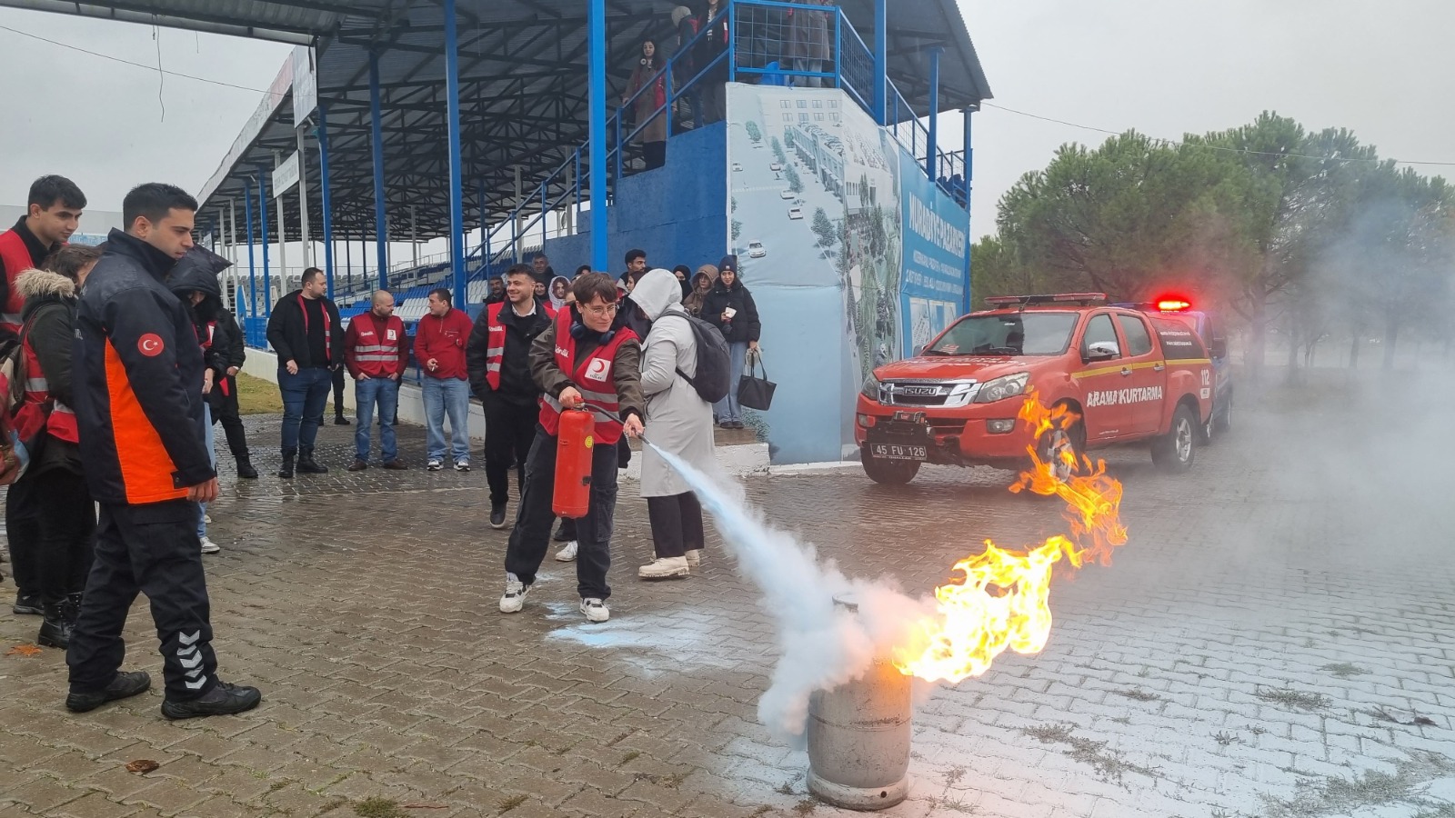 Büyükşehir İtfaiyesi’nden Kızılay gönüllülerine temel yangın eğitimi