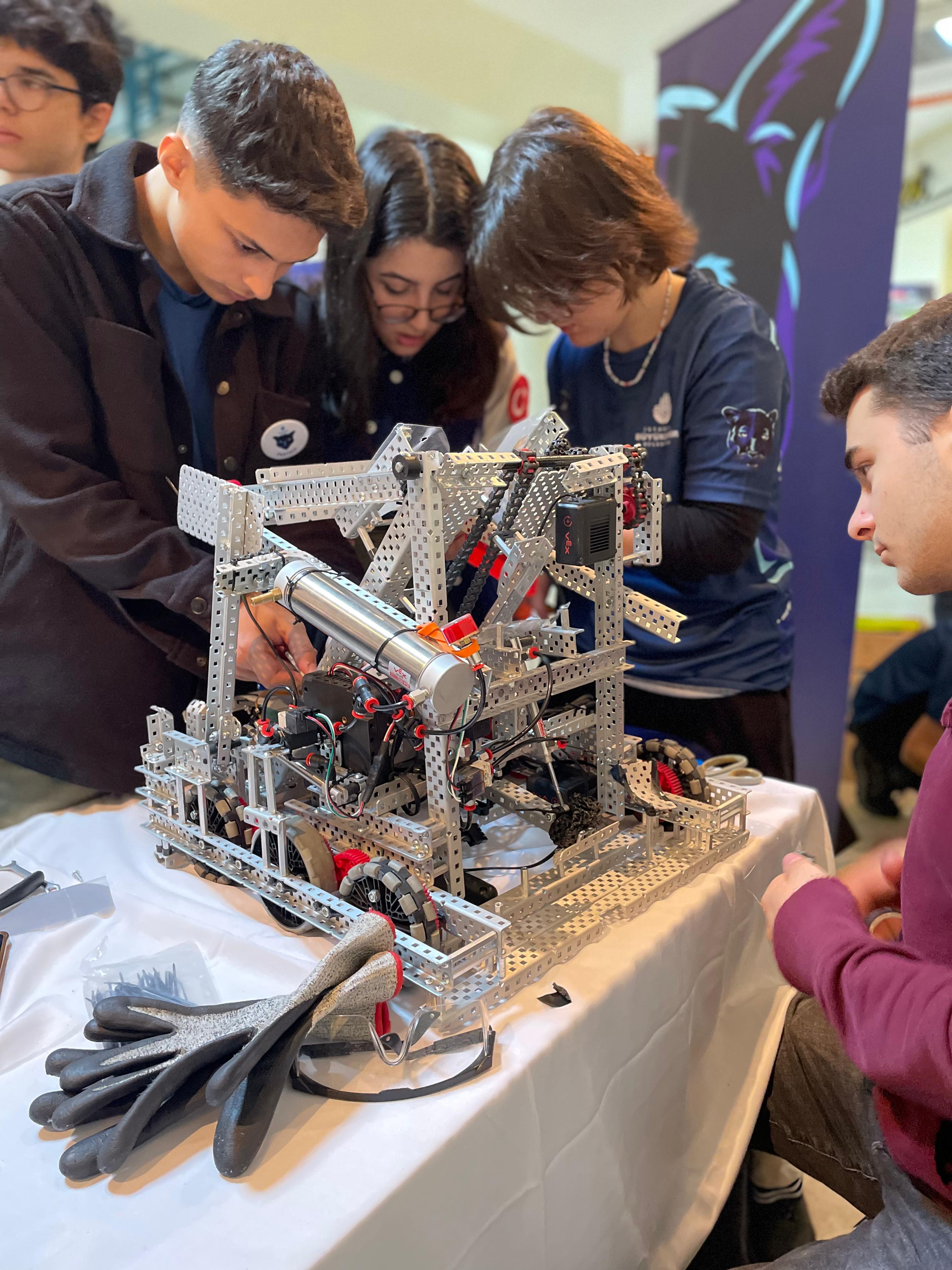 İBBTech ekibi, Vex Robotics Offseasons Yarışmasında üç ödül kazandı