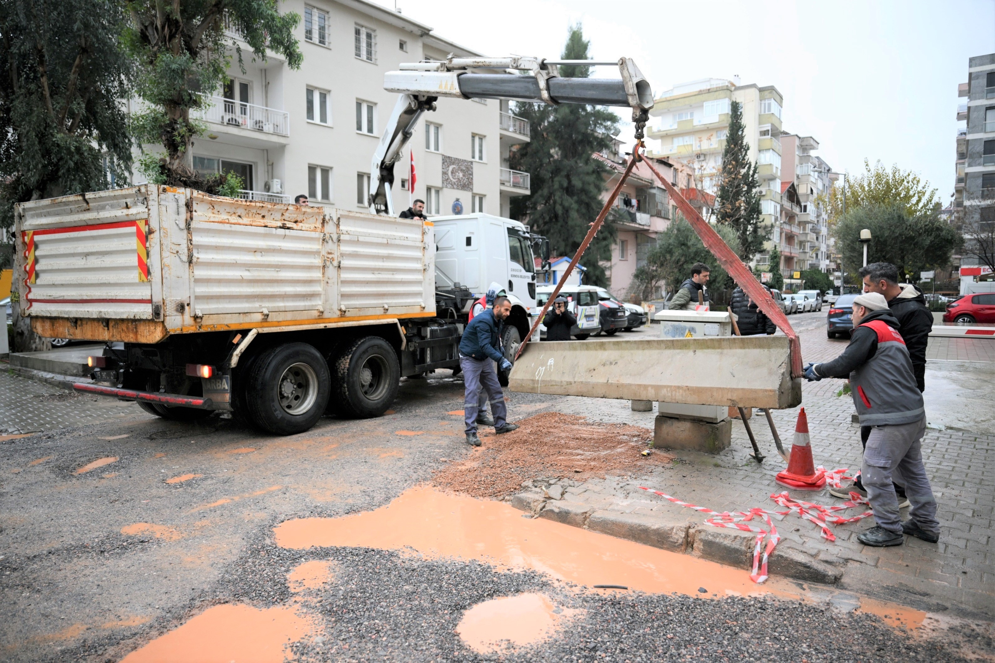 Bornova’da elektrik kaçağı tehlikesine hızlı müdahale