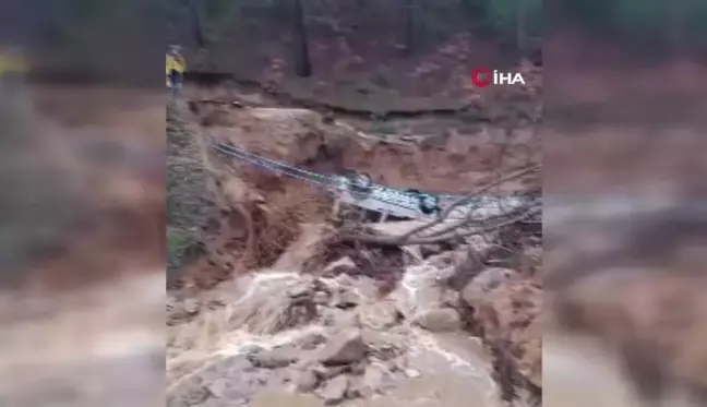 İzmir’de Yol Çöktü, Otomobil Çukura Düştü